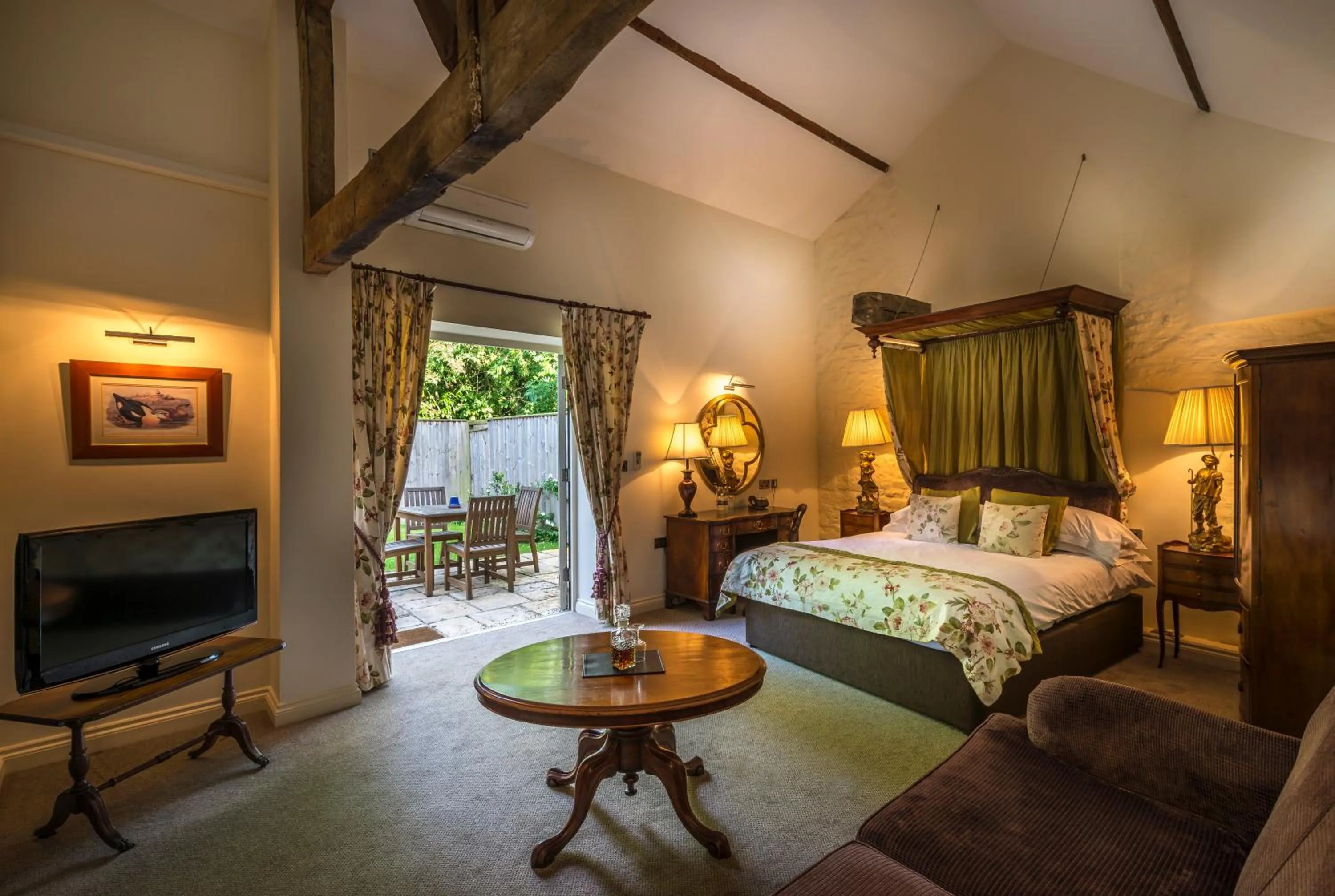 Bedroom, Bed in The White Hart Royal, Moreton-in-Marsh, Cotswolds - The Coaching Inn Group