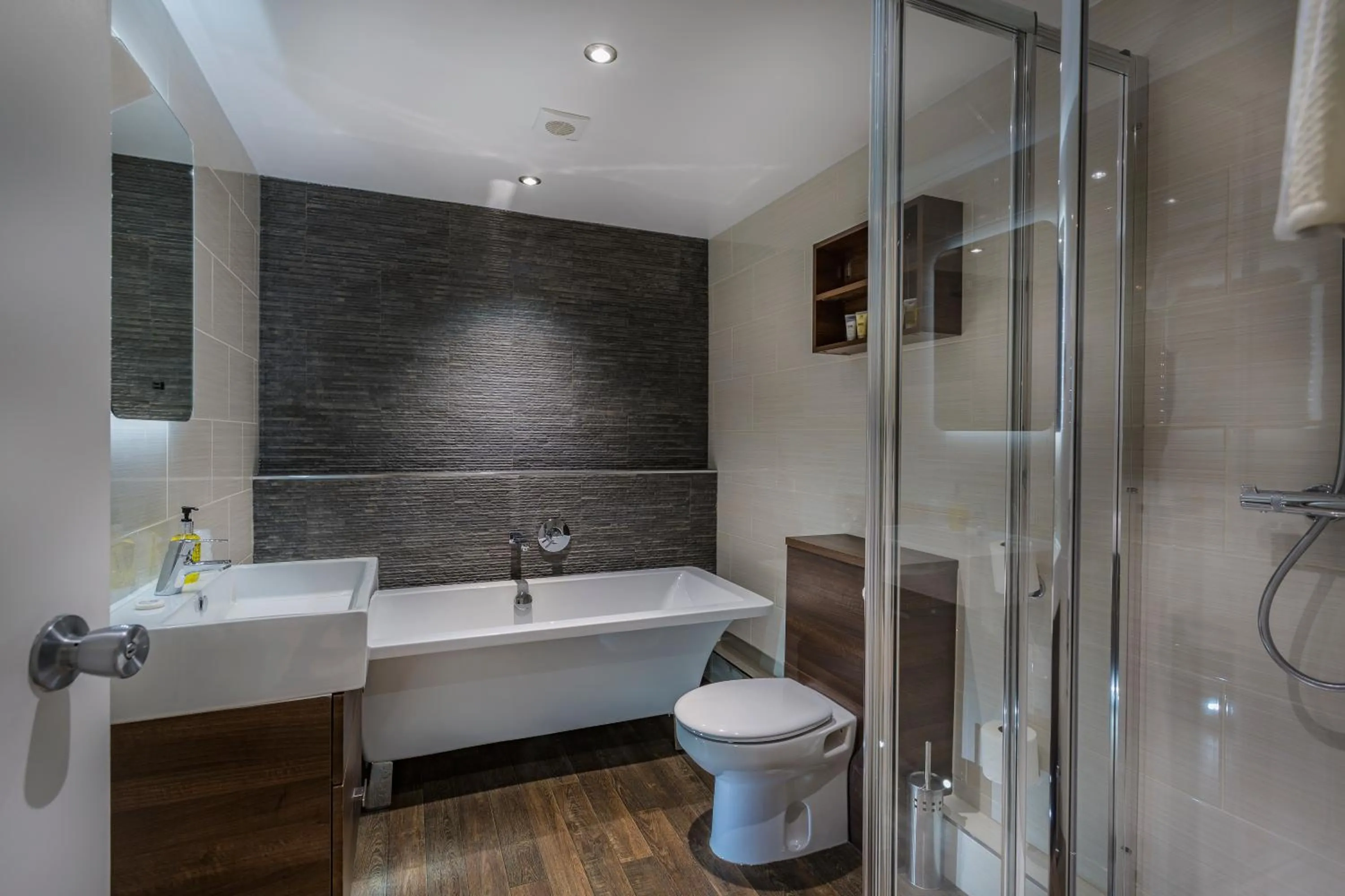 Bathroom in The White Hart Royal, Moreton-in-Marsh, Cotswolds - The Coaching Inn Group