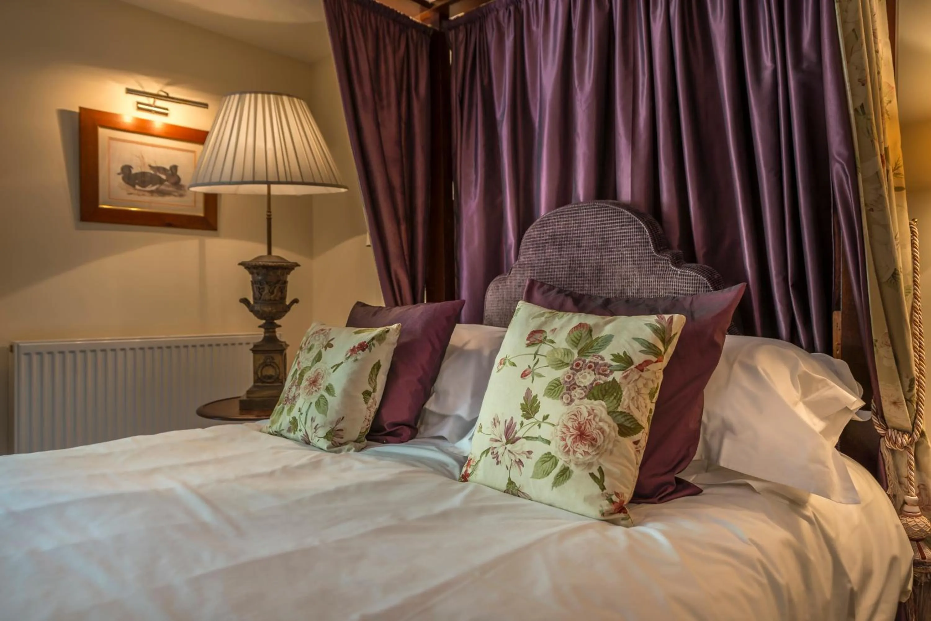 Bedroom, Bed in The White Hart Royal, Moreton-in-Marsh, Cotswolds - The Coaching Inn Group