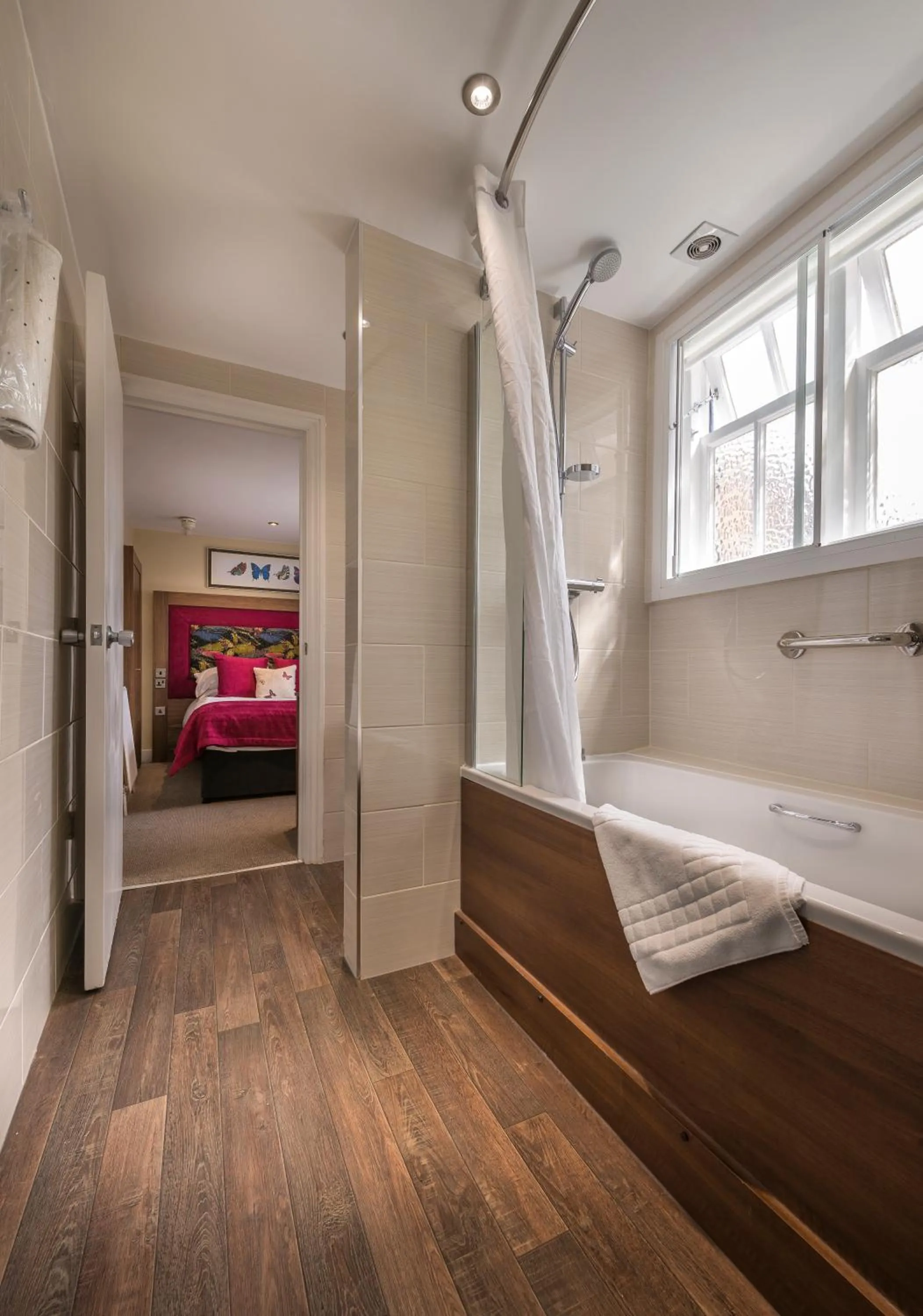 Bathroom, Bed in The White Hart Royal, Moreton-in-Marsh, Cotswolds - The Coaching Inn Group