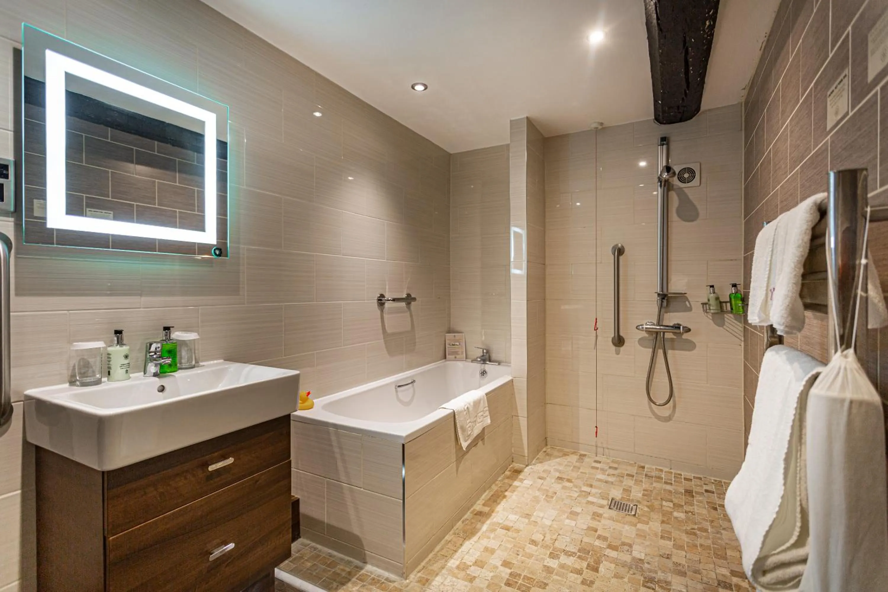 Bathroom in The White Hart Royal, Moreton-in-Marsh, Cotswolds - The Coaching Inn Group