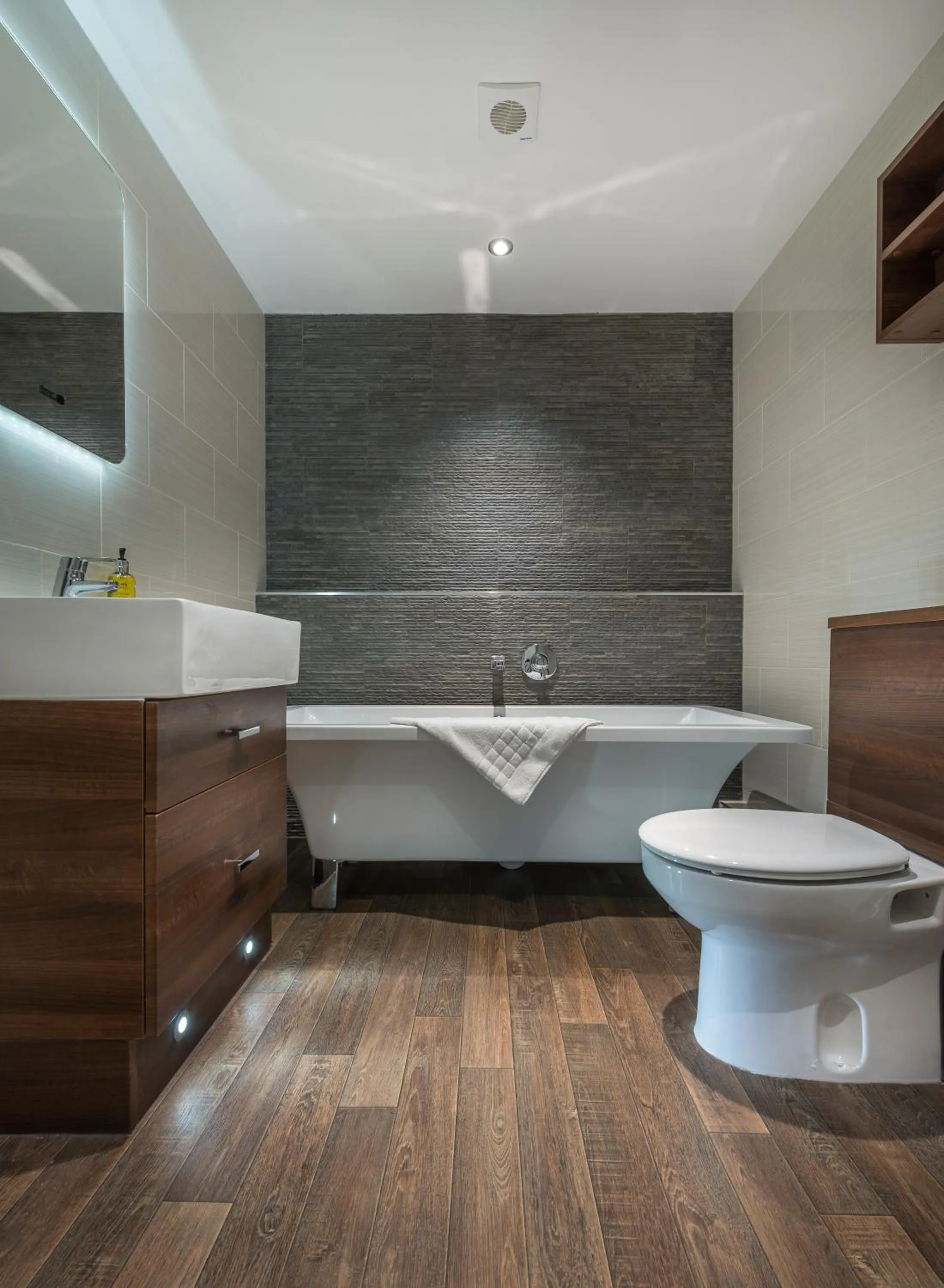 Bathroom in The White Hart Royal, Moreton-in-Marsh, Cotswolds - The Coaching Inn Group