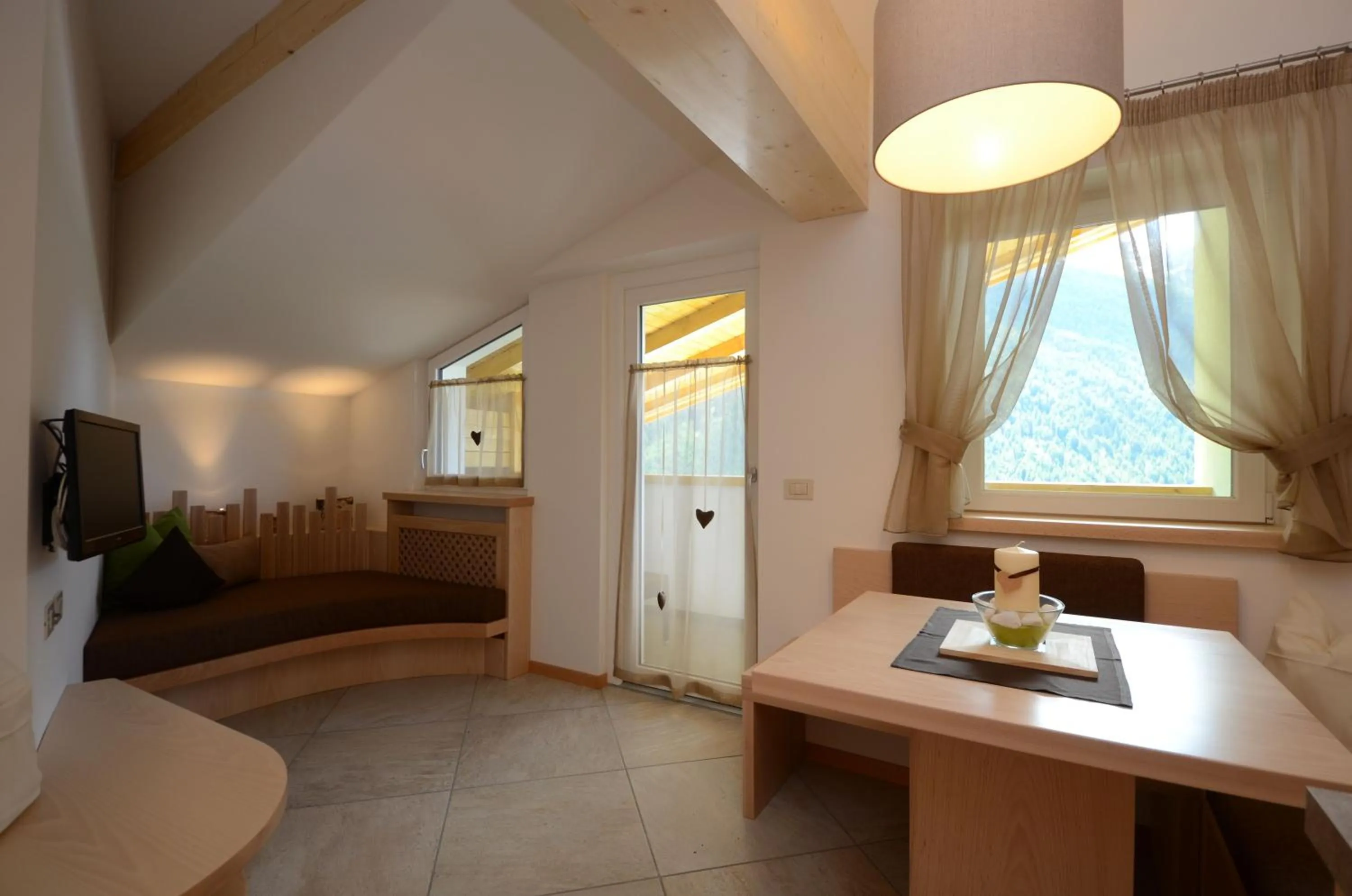 Dining area in Mason La Zondra