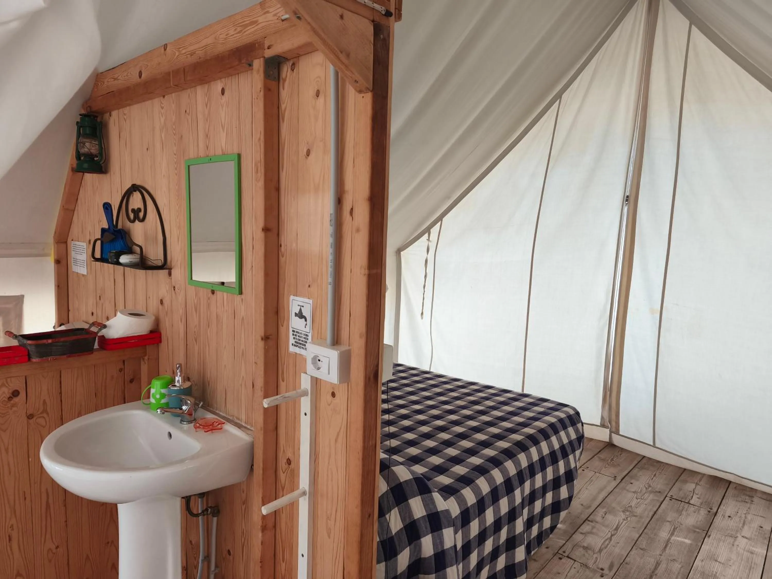 Photo of the whole room, Bed in B&B Glamping Semaforo Capo Sperone