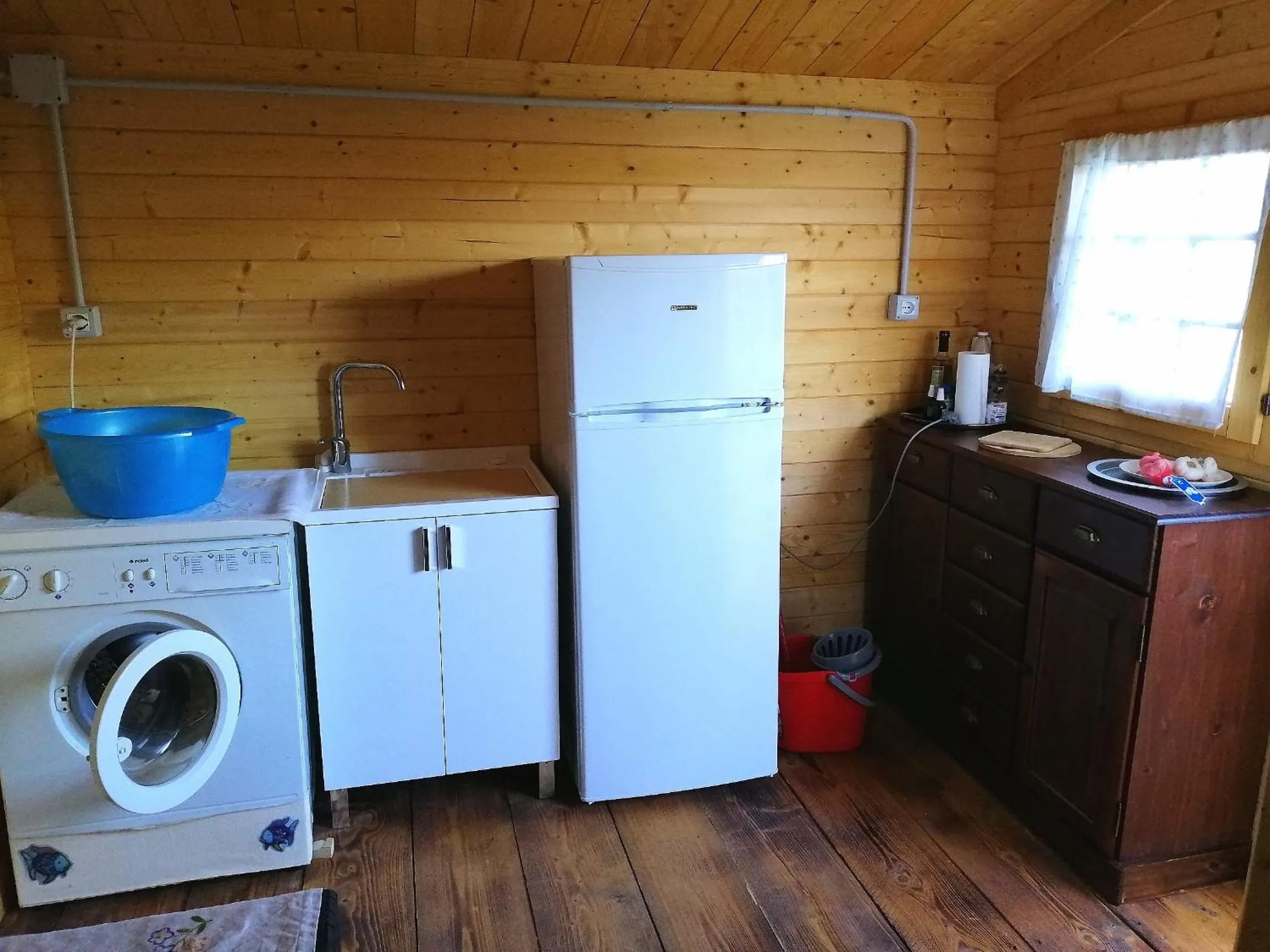 Communal kitchen in B&B Glamping Semaforo Capo Sperone
