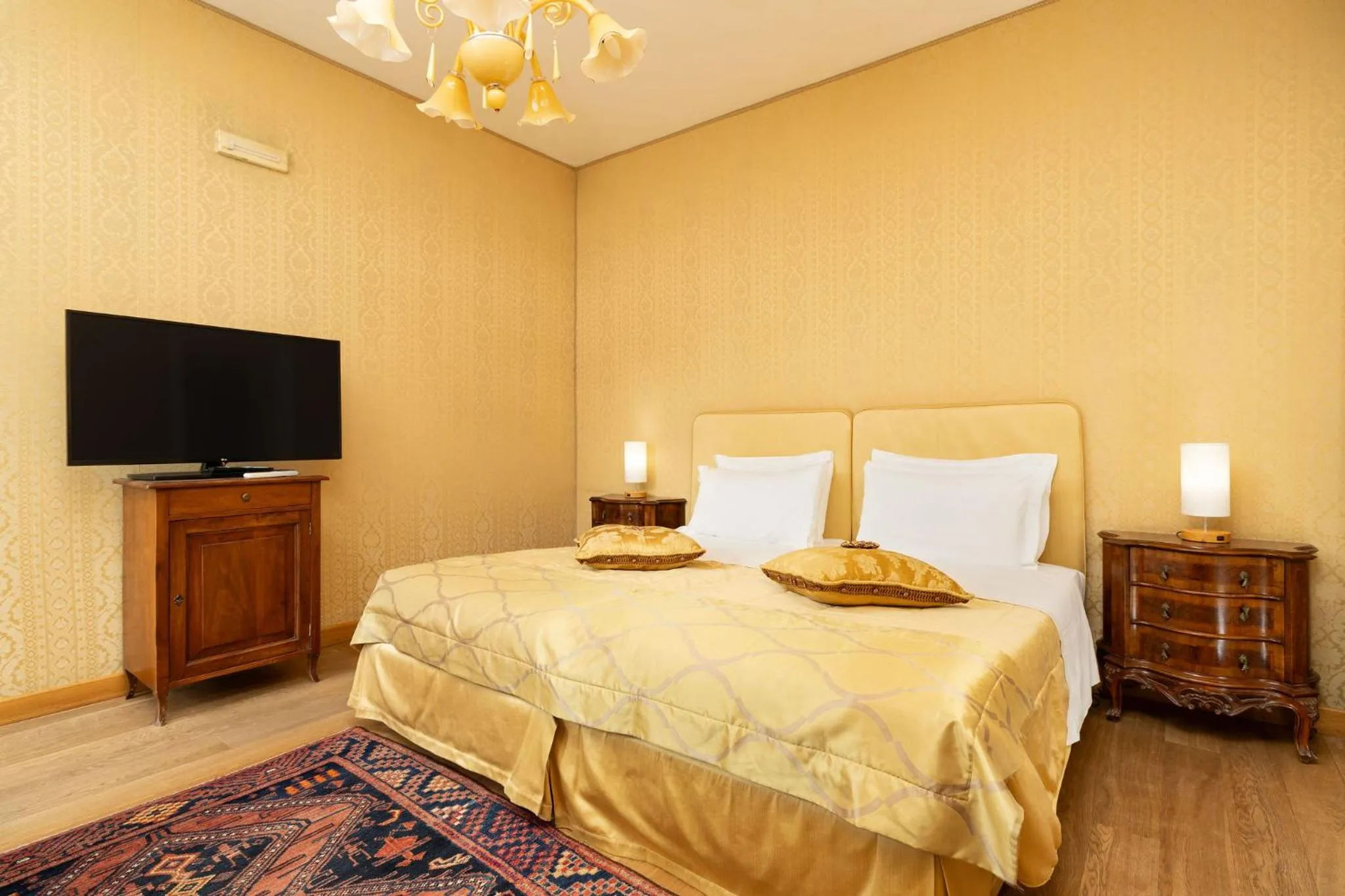 Photo of the whole room, Bed in Relais Alberti