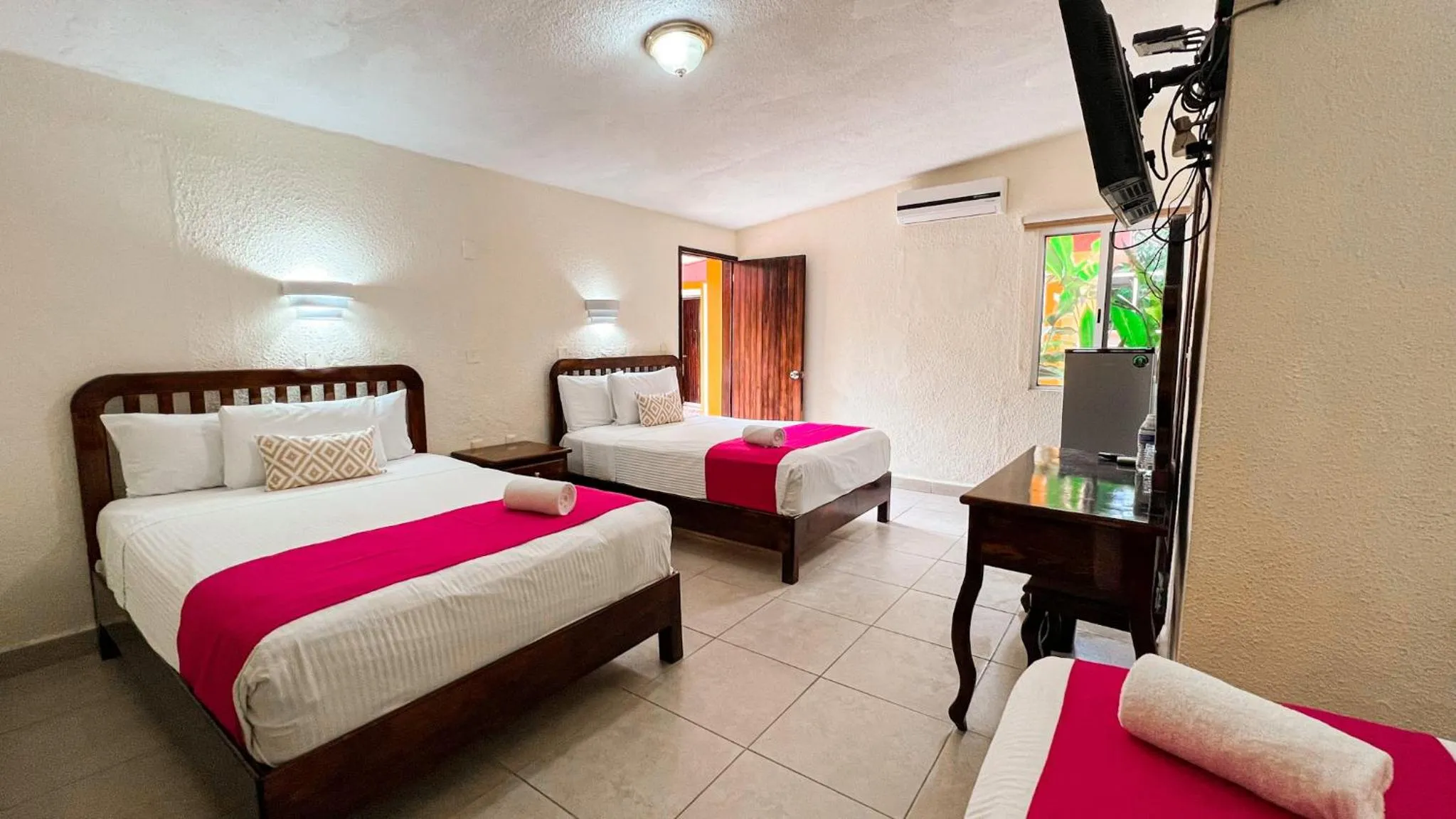 Photo of the whole room, Bed in Hotel Caribe