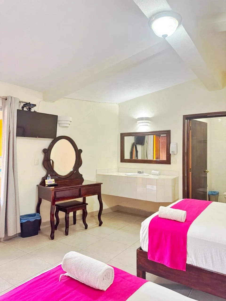 Photo of the whole room, Bed in Hotel Caribe