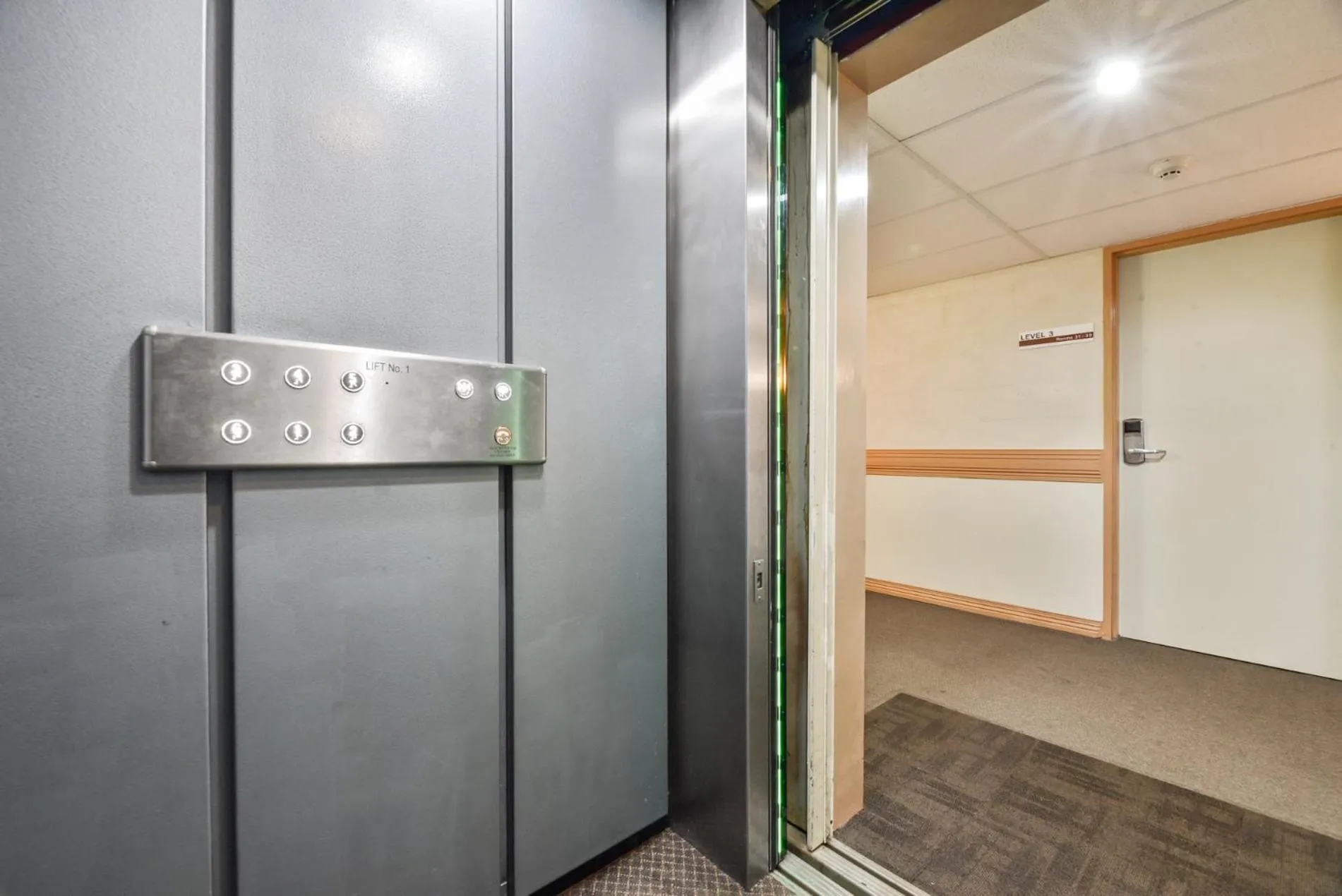 elevator in Balmoral On York