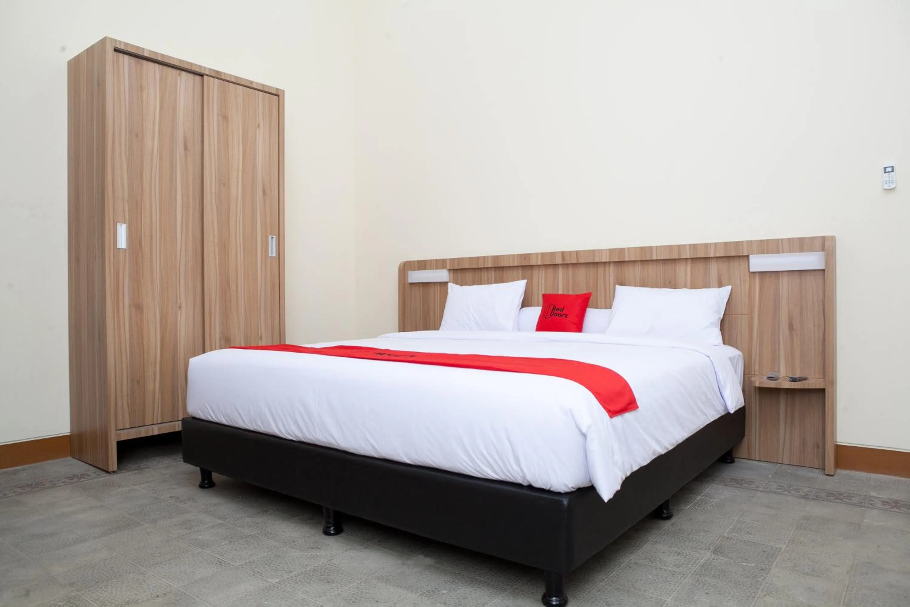 Bedroom, Bed in RedDoorz Plus near Pasundan University