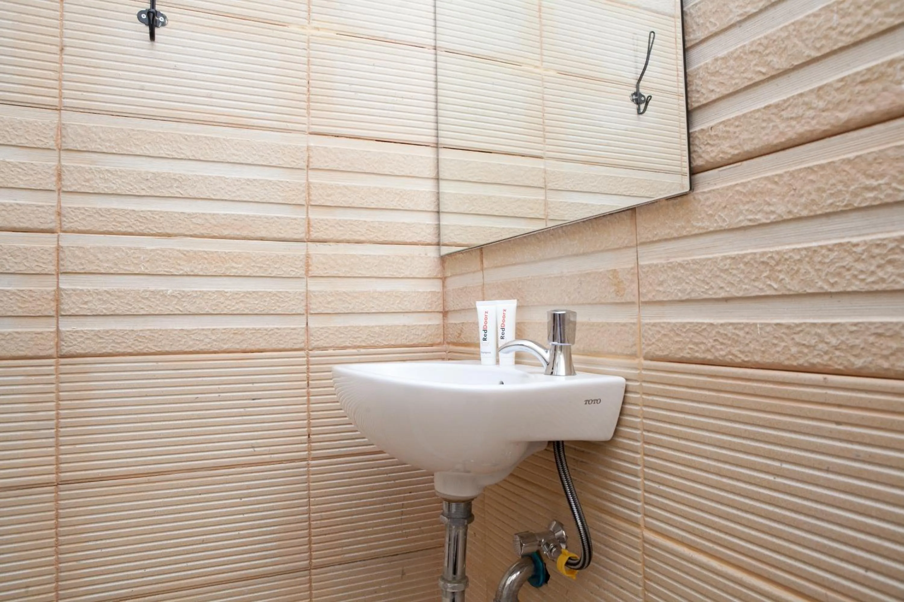 RedDoorz Plus near Pasundan University