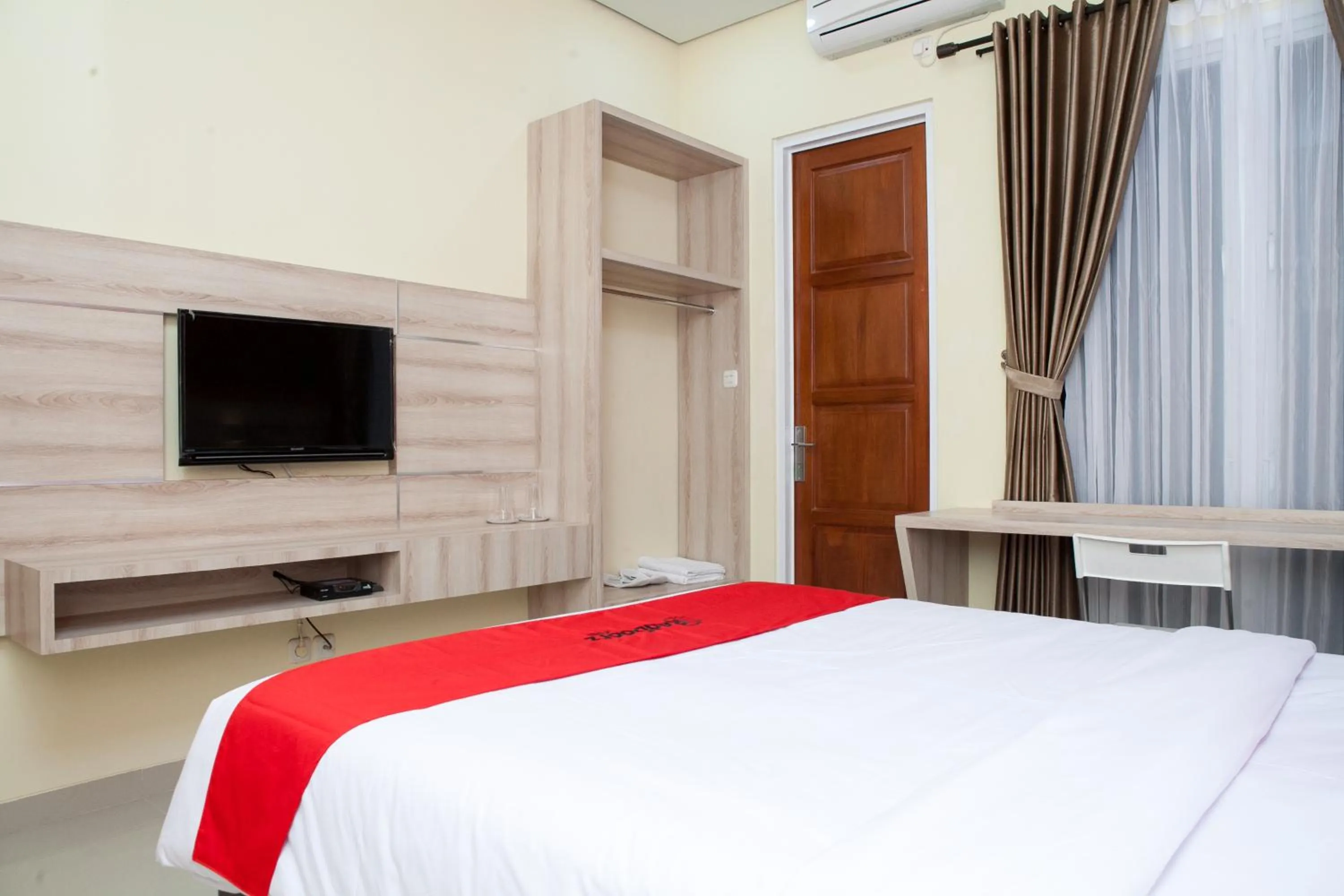 Bed in RedDoorz Plus near Pasundan University