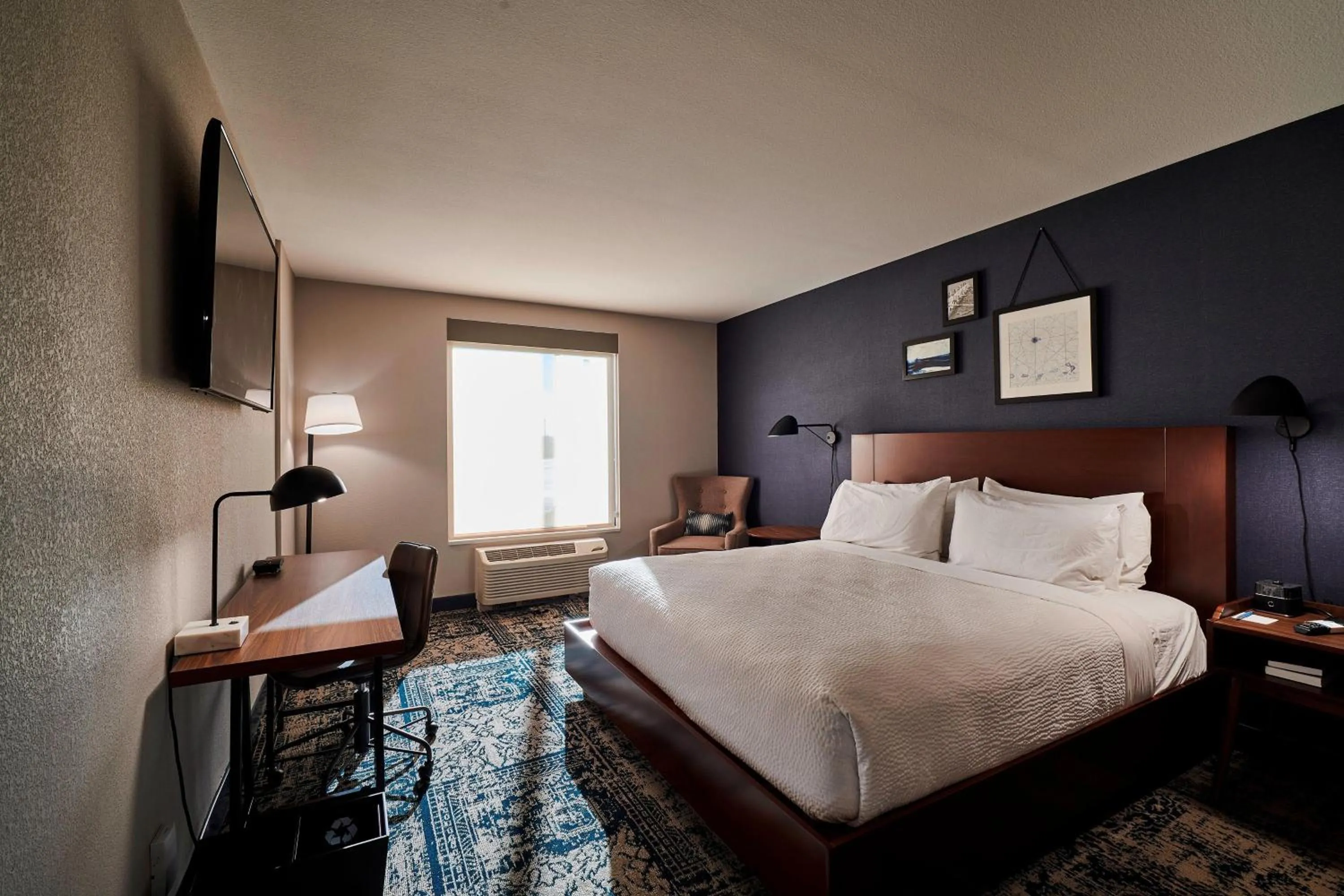 Photo of the whole room, Bed in Four Points by Sheraton Cleveland-Eastlake