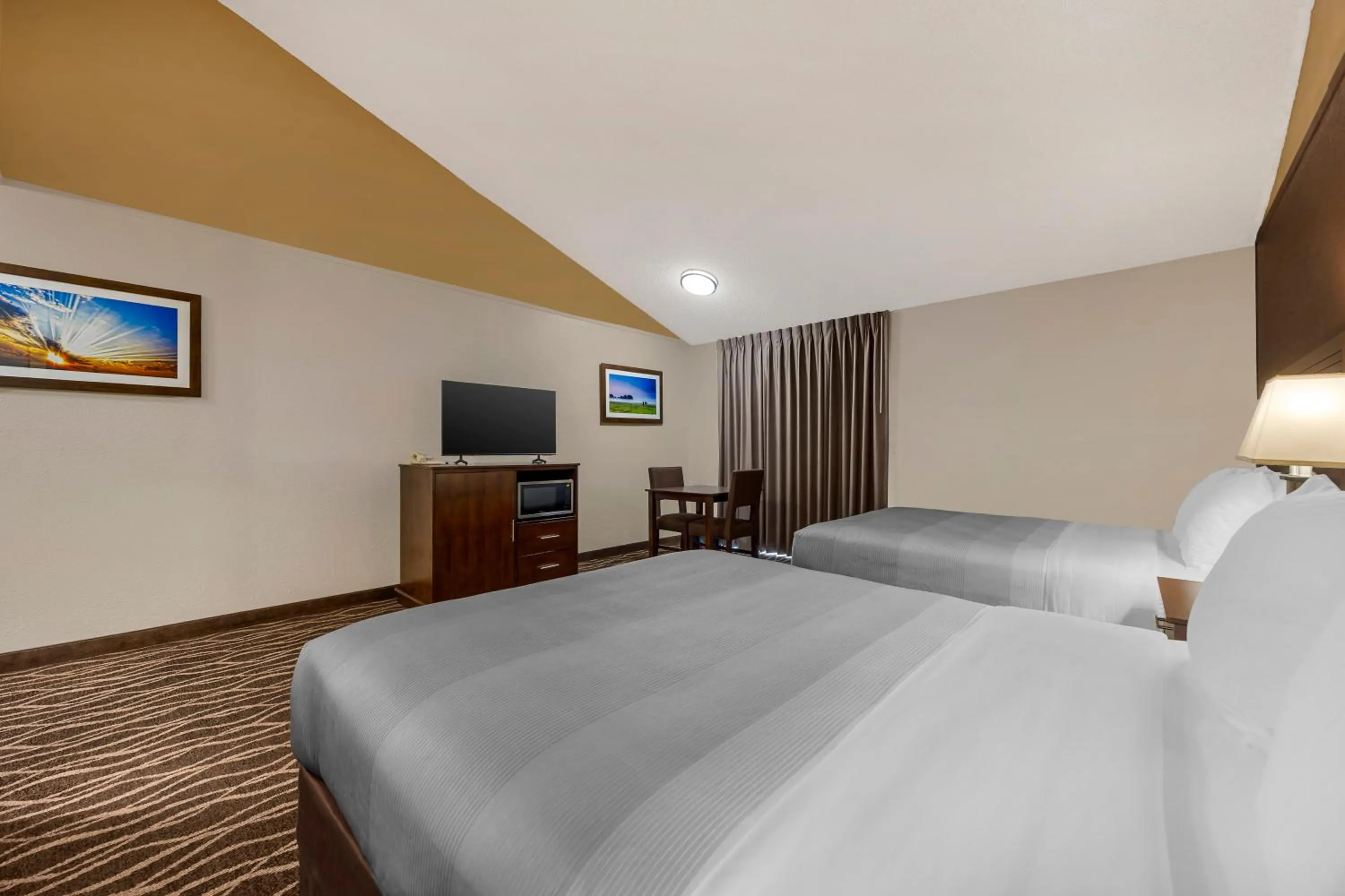 TV and multimedia, Bed in Quality Inn Umatilla - Hermiston