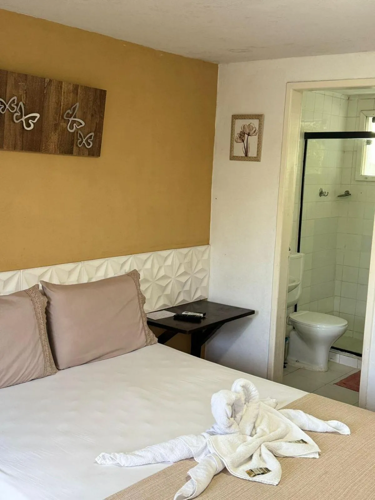 Shower, Bed in Pousada Lua Nova Buzios