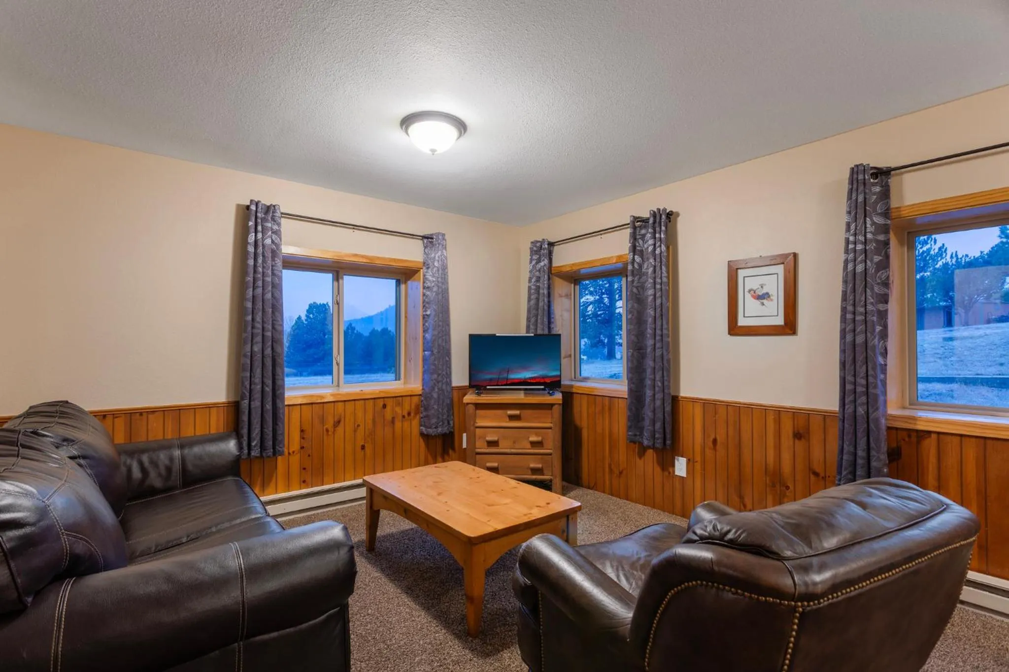 Communal lounge/ TV room in Discovery Lodge