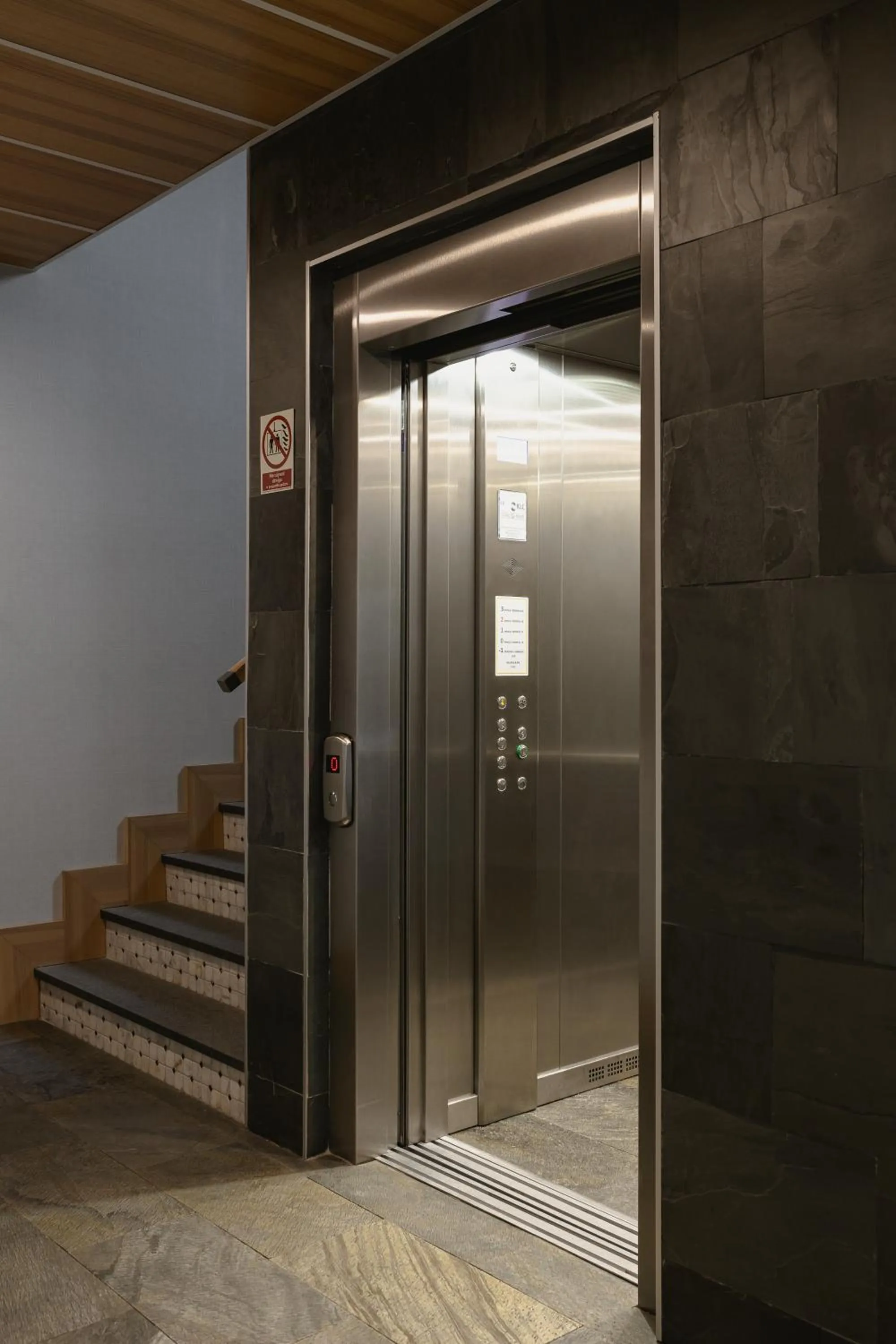 elevator in Kamieniec 27 Bed & Breakfast