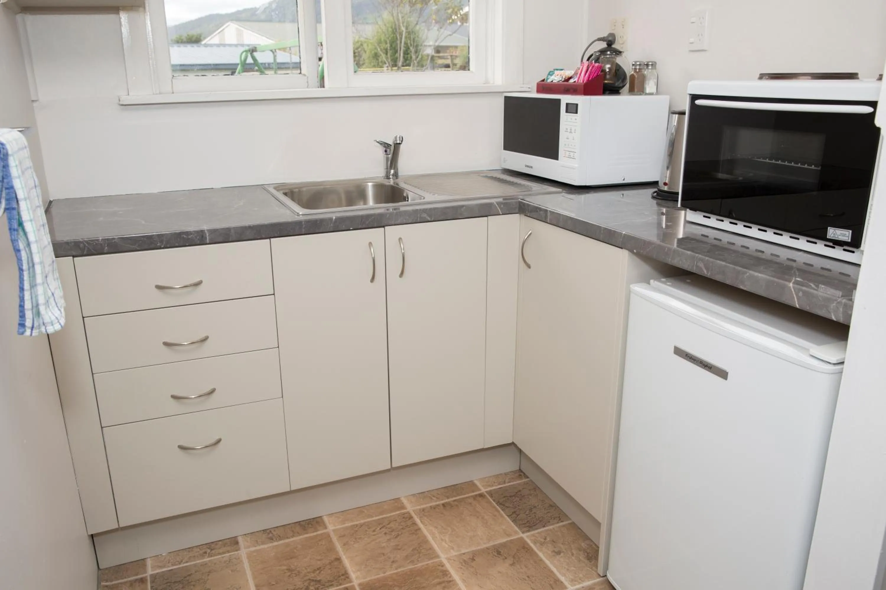 Kitchen or kitchenette in Greymouth Motel