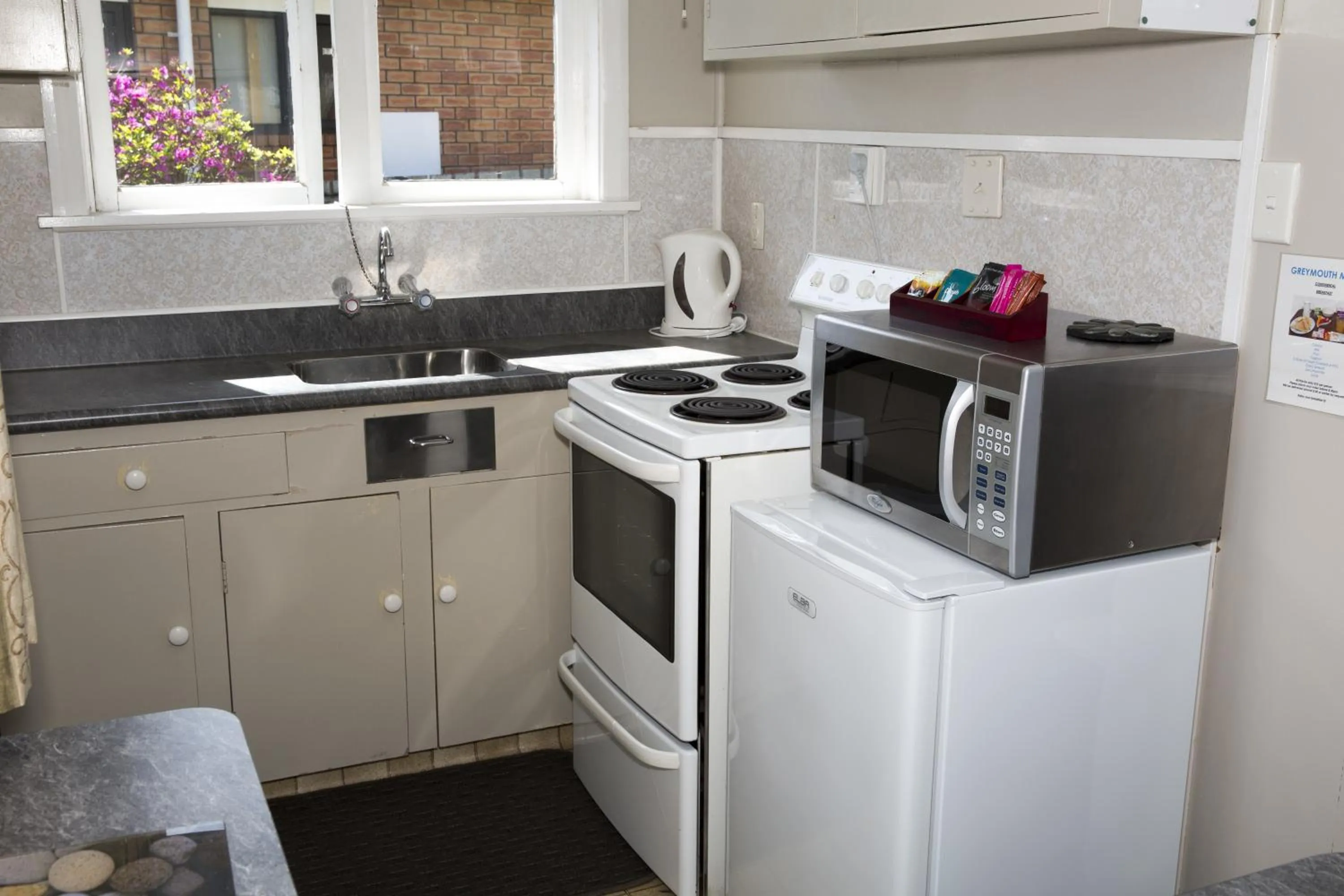 Kitchen or kitchenette in Greymouth Motel