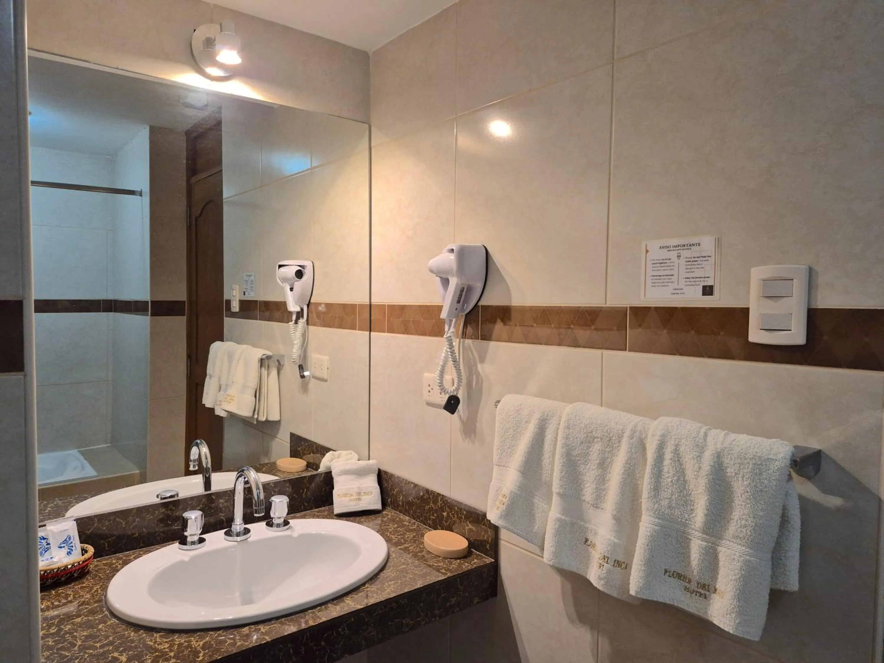 Shower in Florida del Inca Hotel