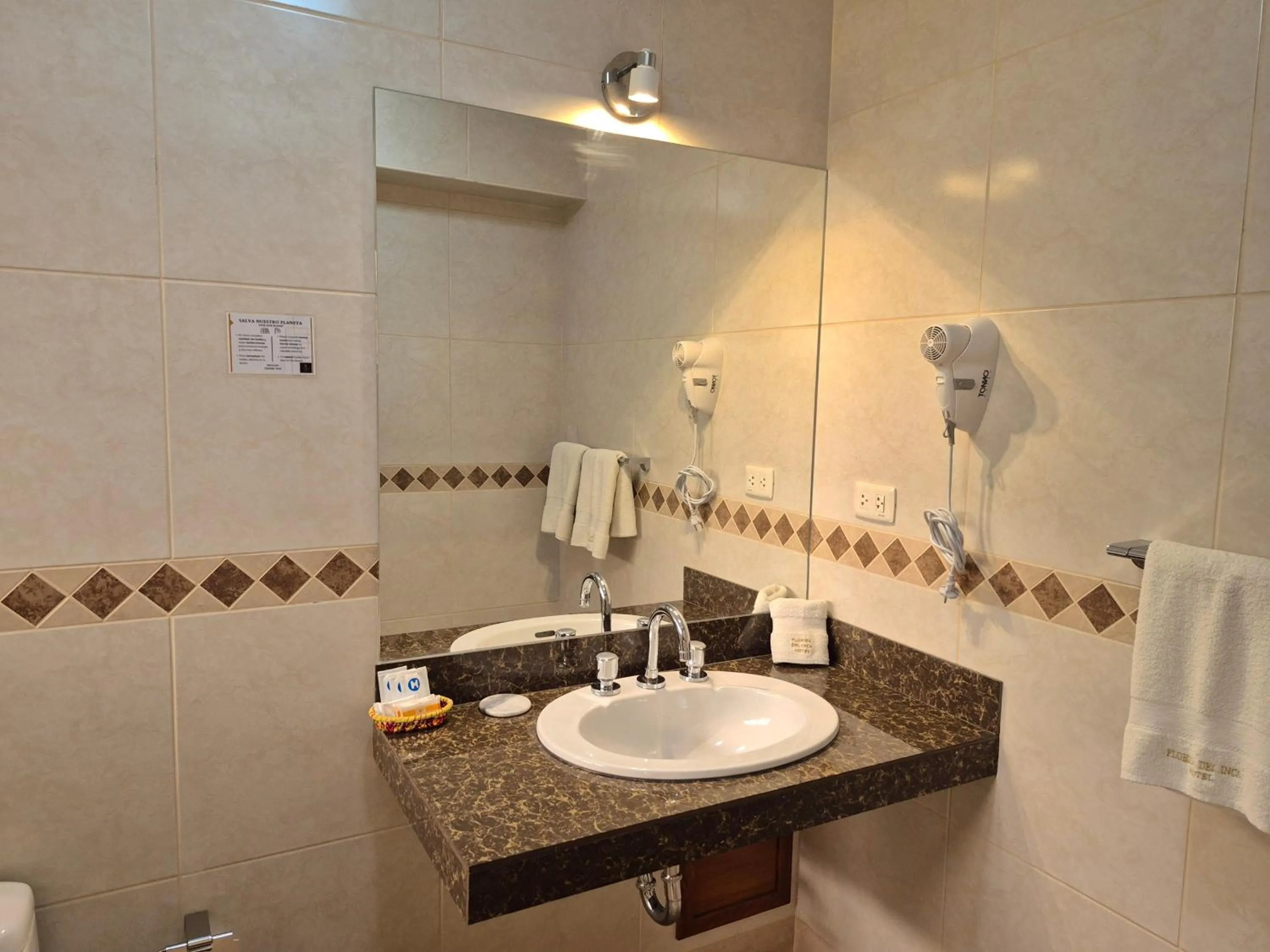 Bathroom in Florida del Inca Hotel