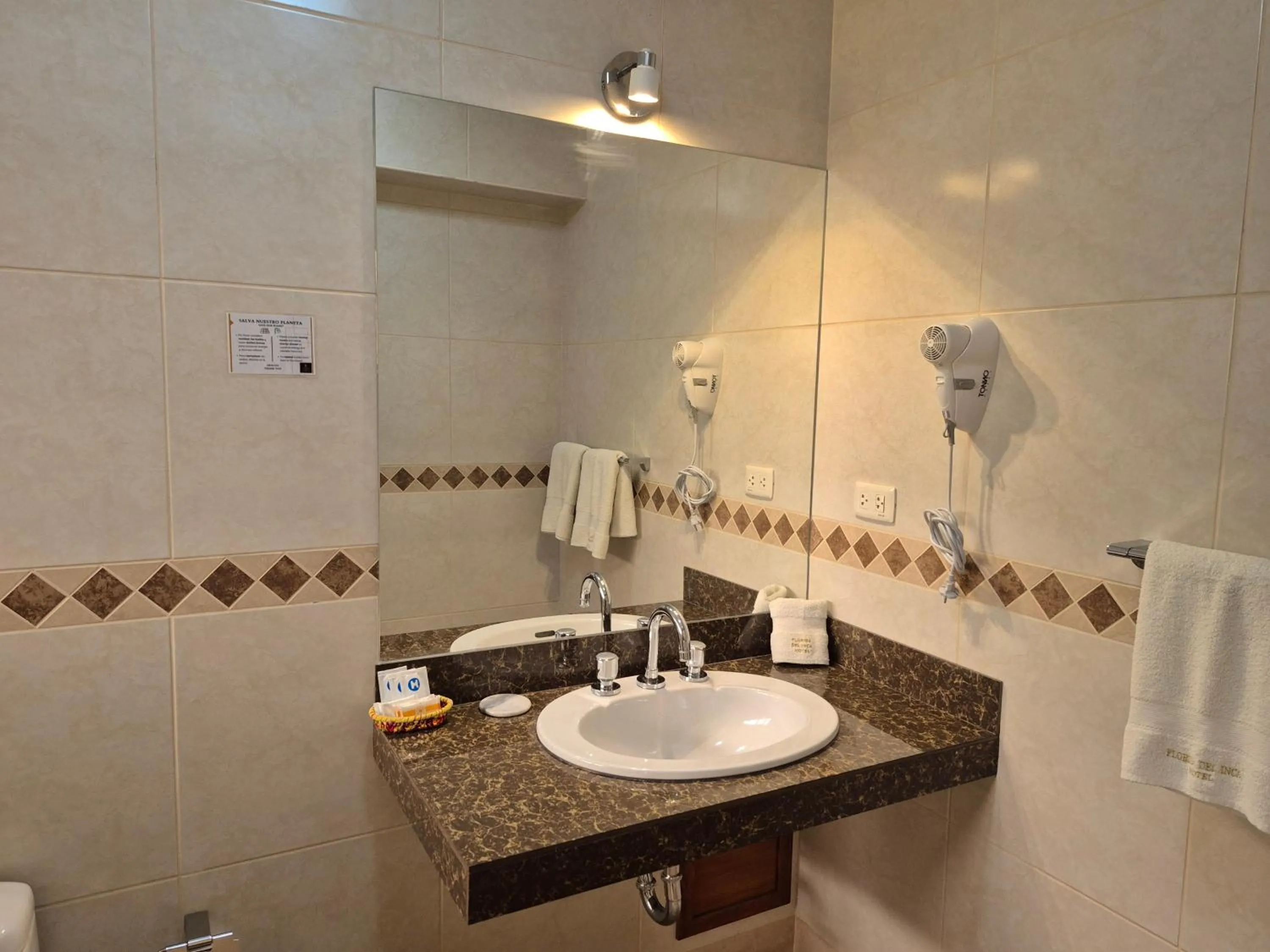 Shower in Florida del Inca Hotel