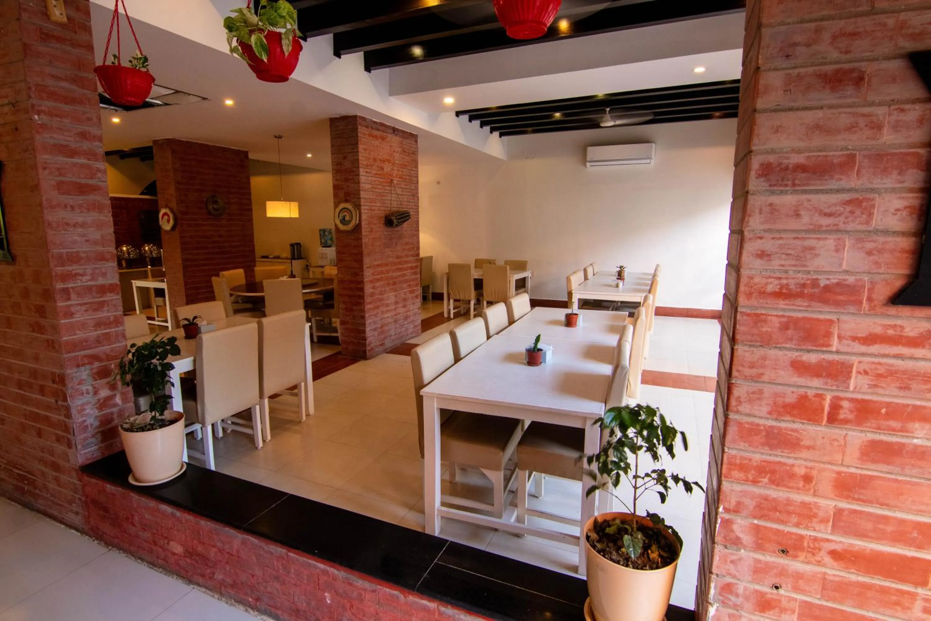 Restaurant/places to eat in Hotel Ananda Inn