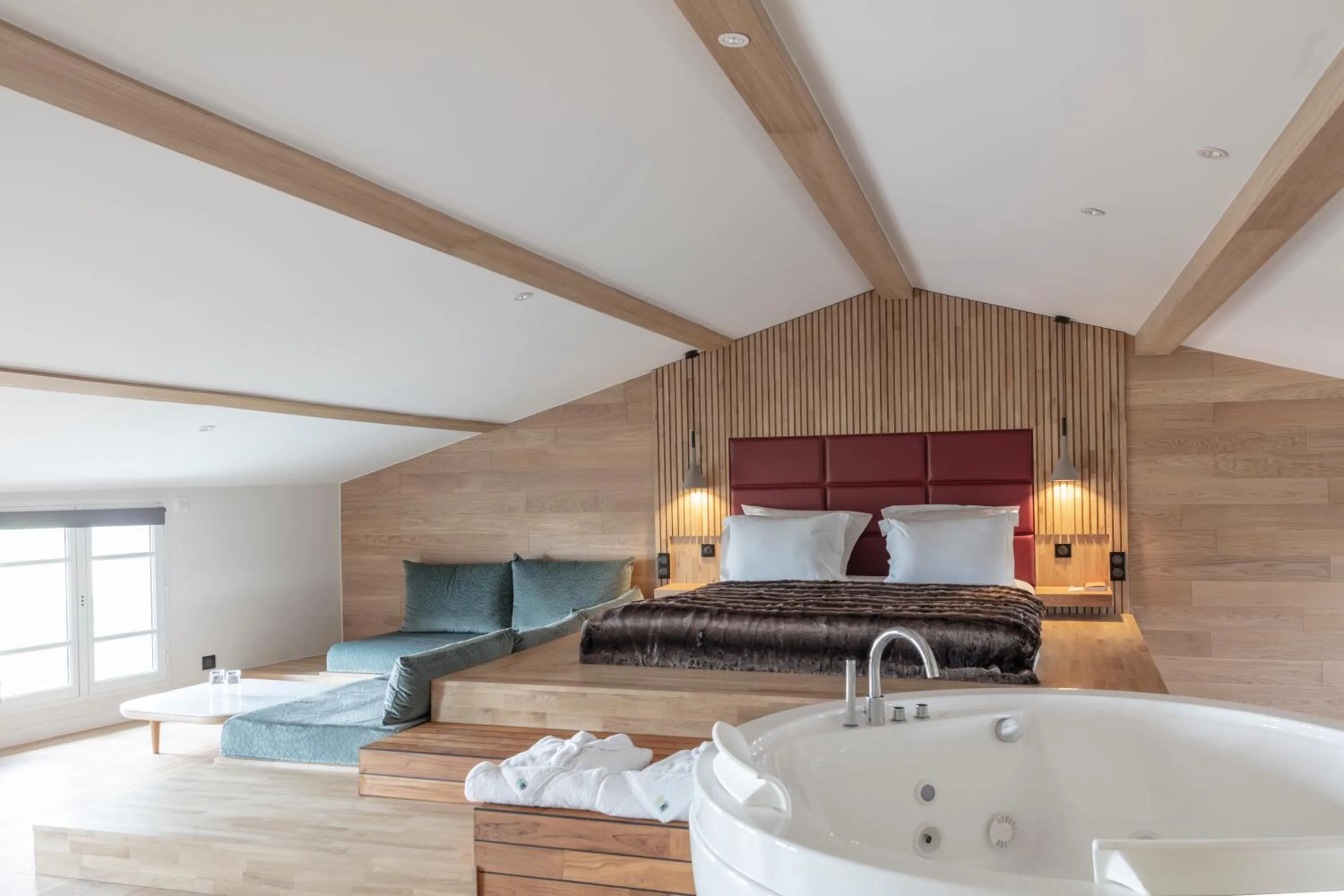 Photo of the whole room, Bed in Hôtel & Restaurant Origines par Adrien Descouls - Teritoria