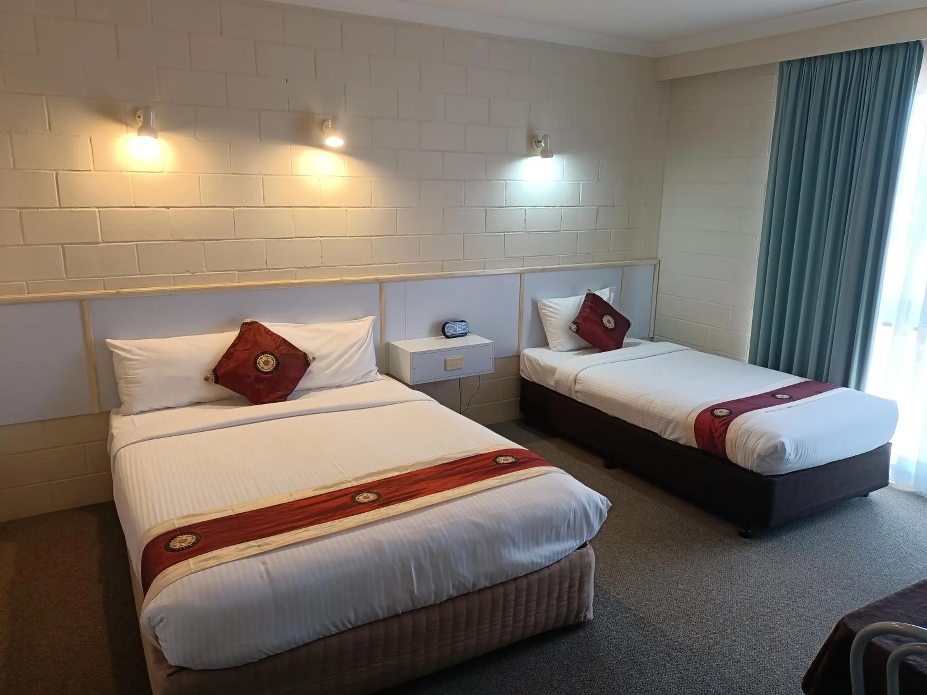 Bedroom, Bed in Admiral Nelson Motor Inn