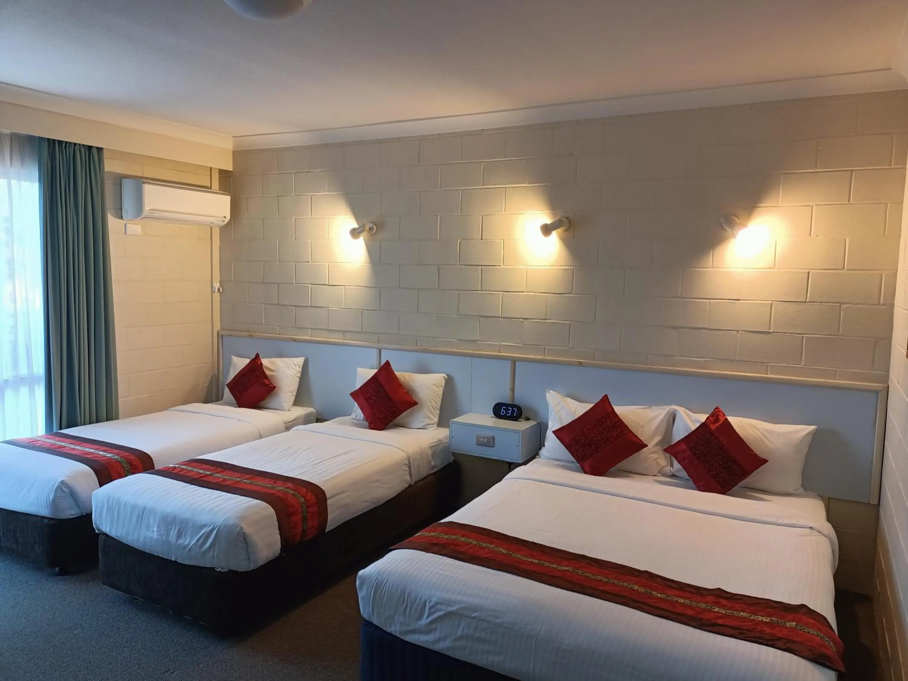 Family, Bed in Admiral Nelson Motor Inn