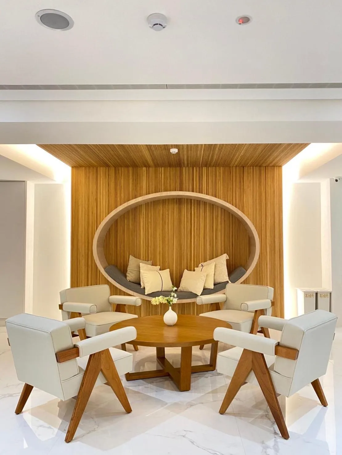 Communal lounge/ TV room in suye hotel