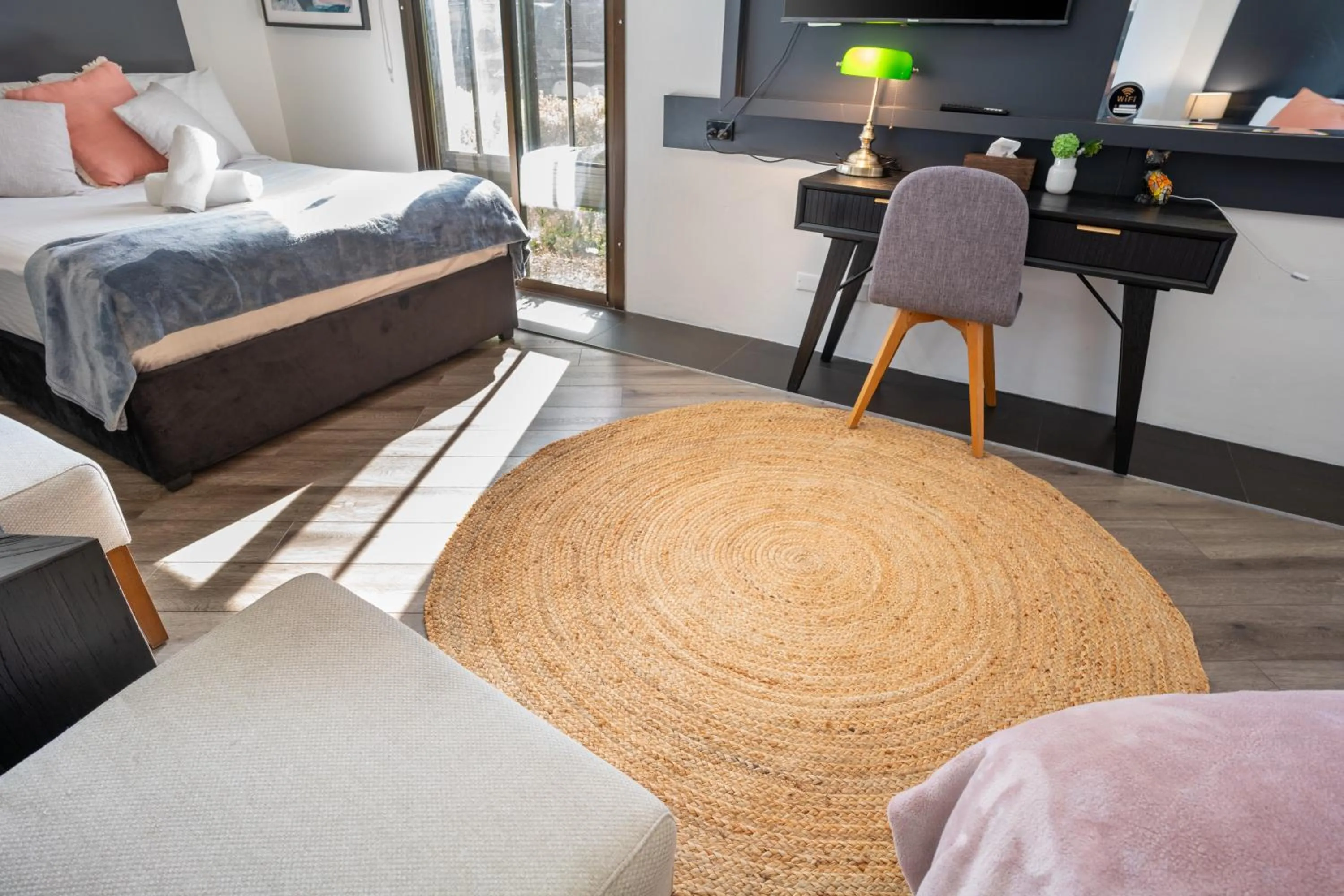 Living room, Bed in Motel 10