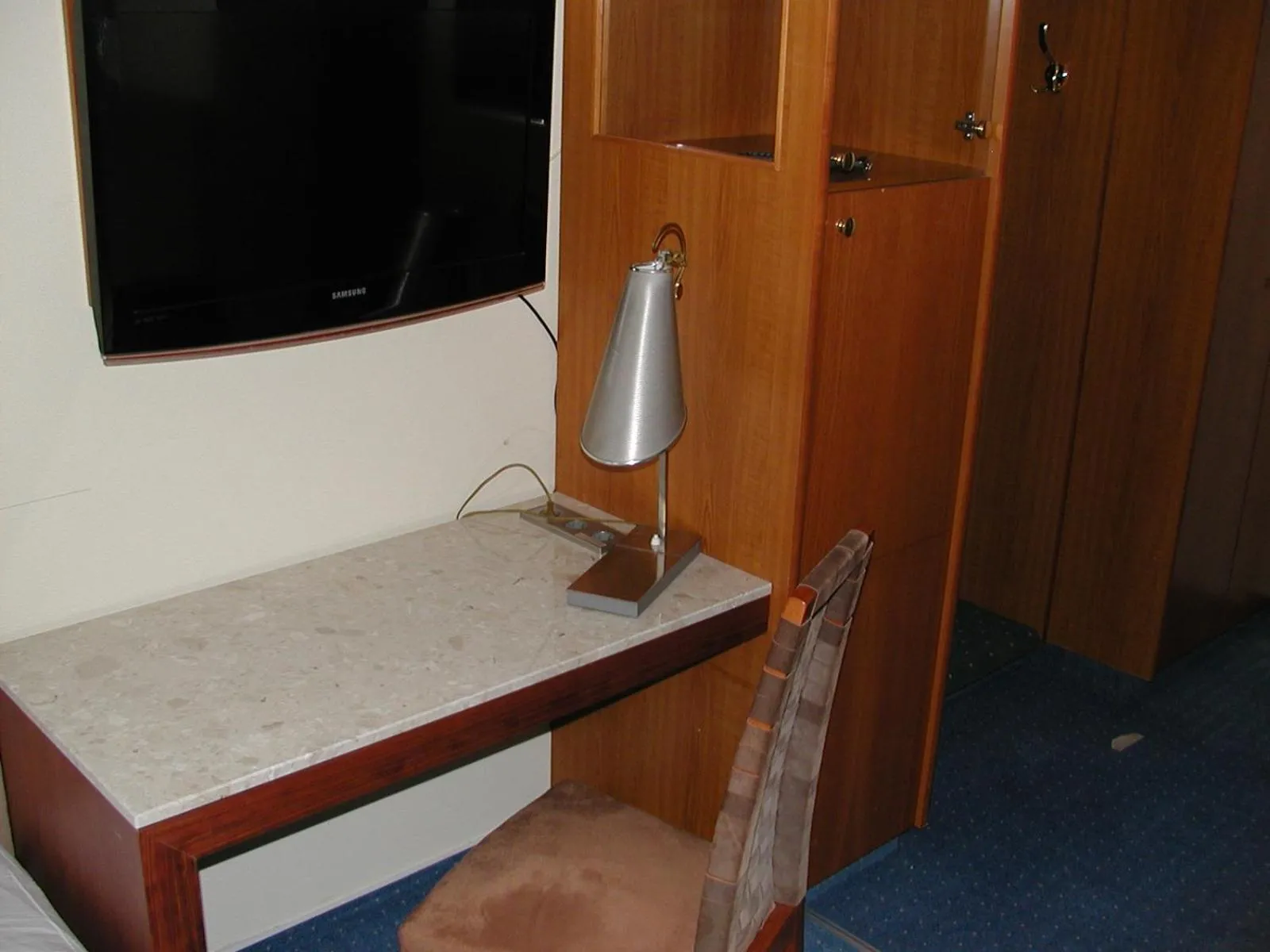 wardrobe in Motel Monteur
