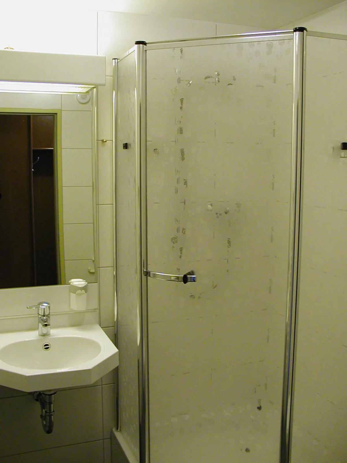 Shower in Motel Monteur