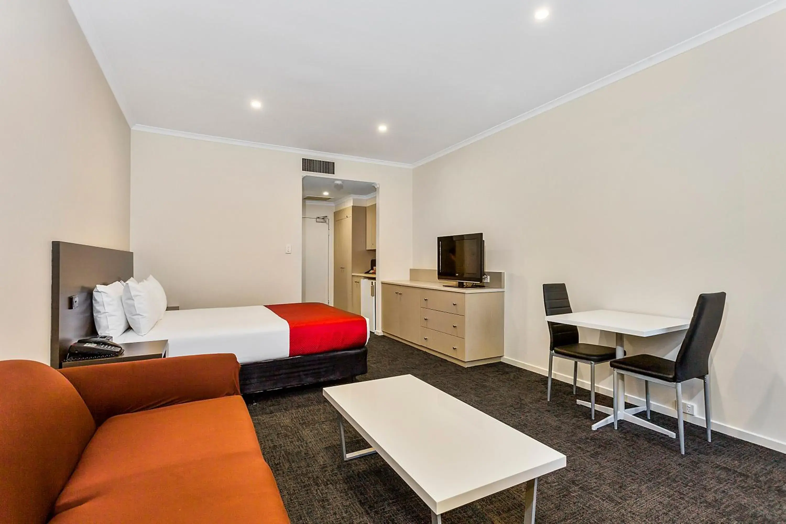 Deluxe Queen Room in Quality Hotel Manor Deluxe Queen Room in Quality Hotel Manor