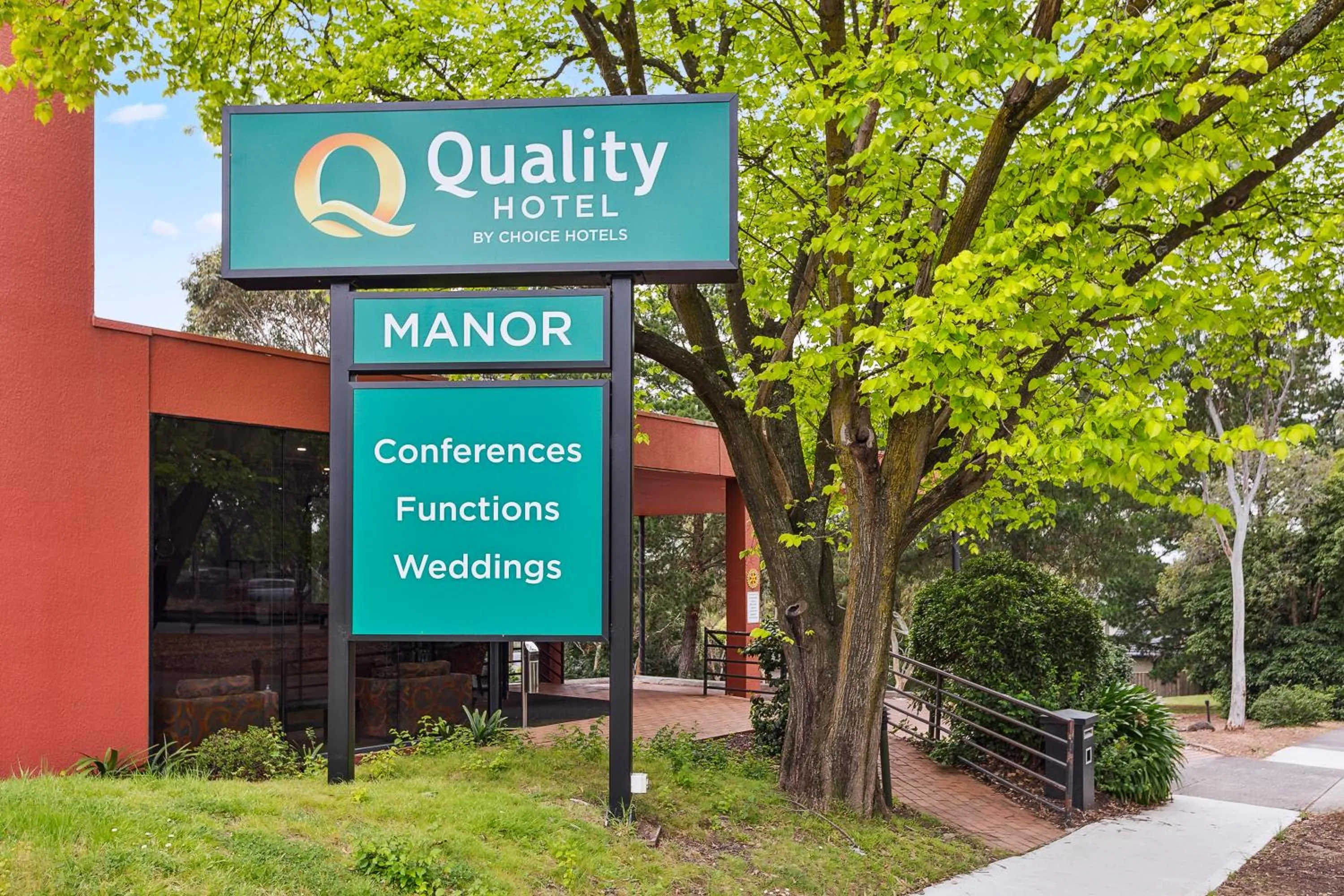 Property building in Quality Hotel Manor