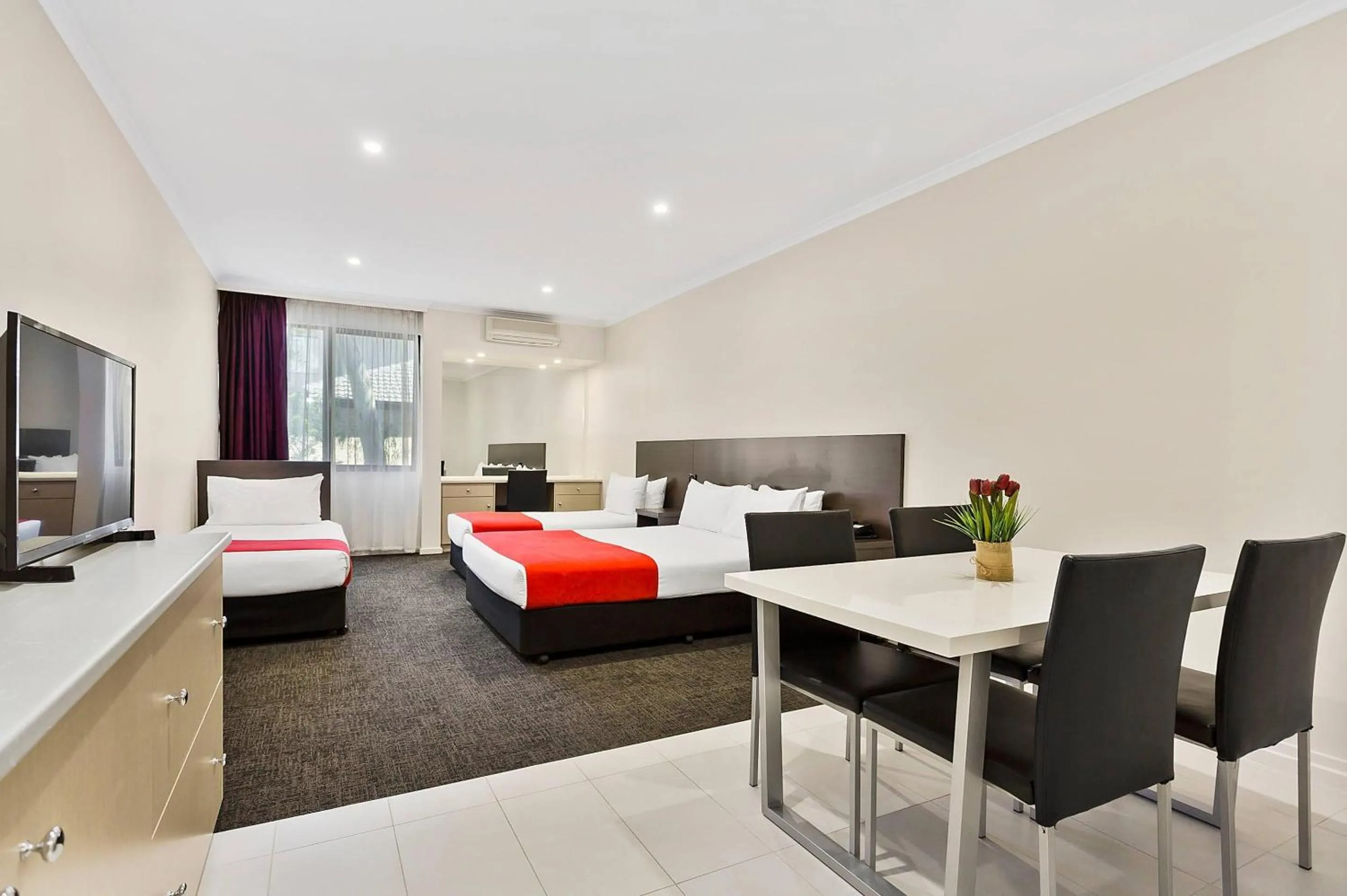 Bedroom, Bed in Quality Hotel Manor