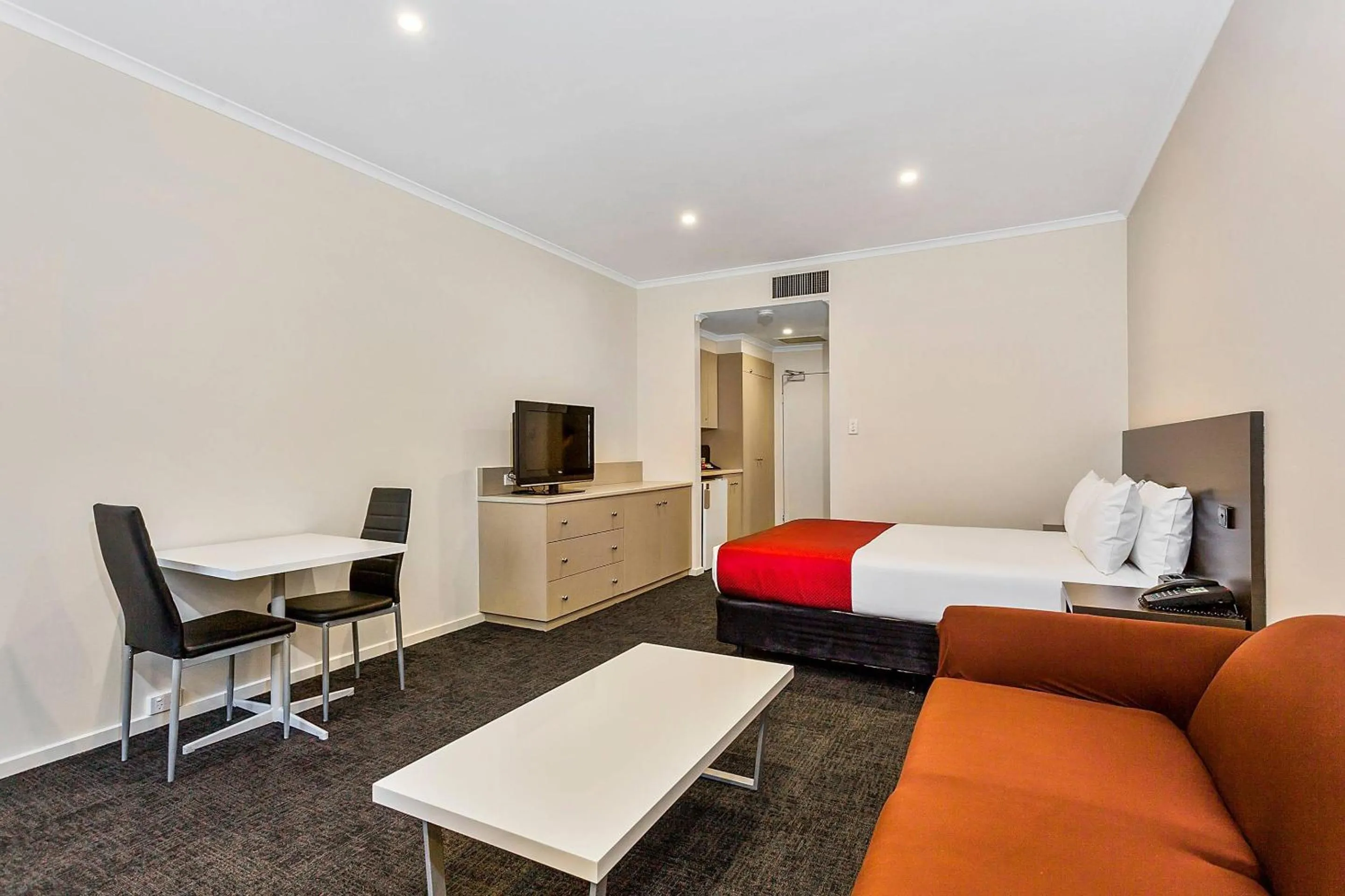 Bedroom, Bed in Quality Hotel Manor