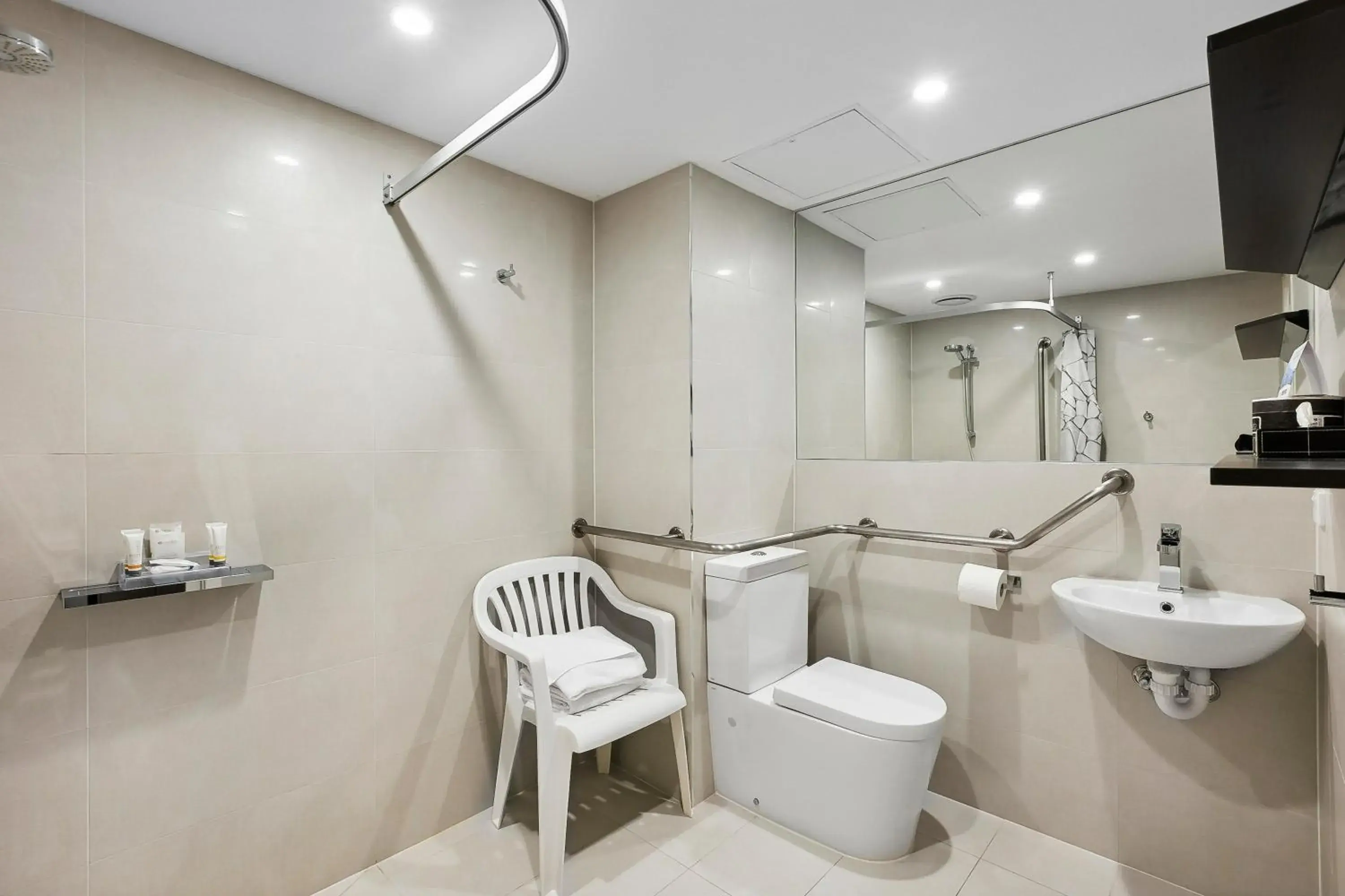 Queen Room with Roll-In Shower - Non-Smoking /Accessible in Quality Hotel Manor Queen Room with Roll-In Shower - Non-Smoking /Accessible in Quality Hotel Manor