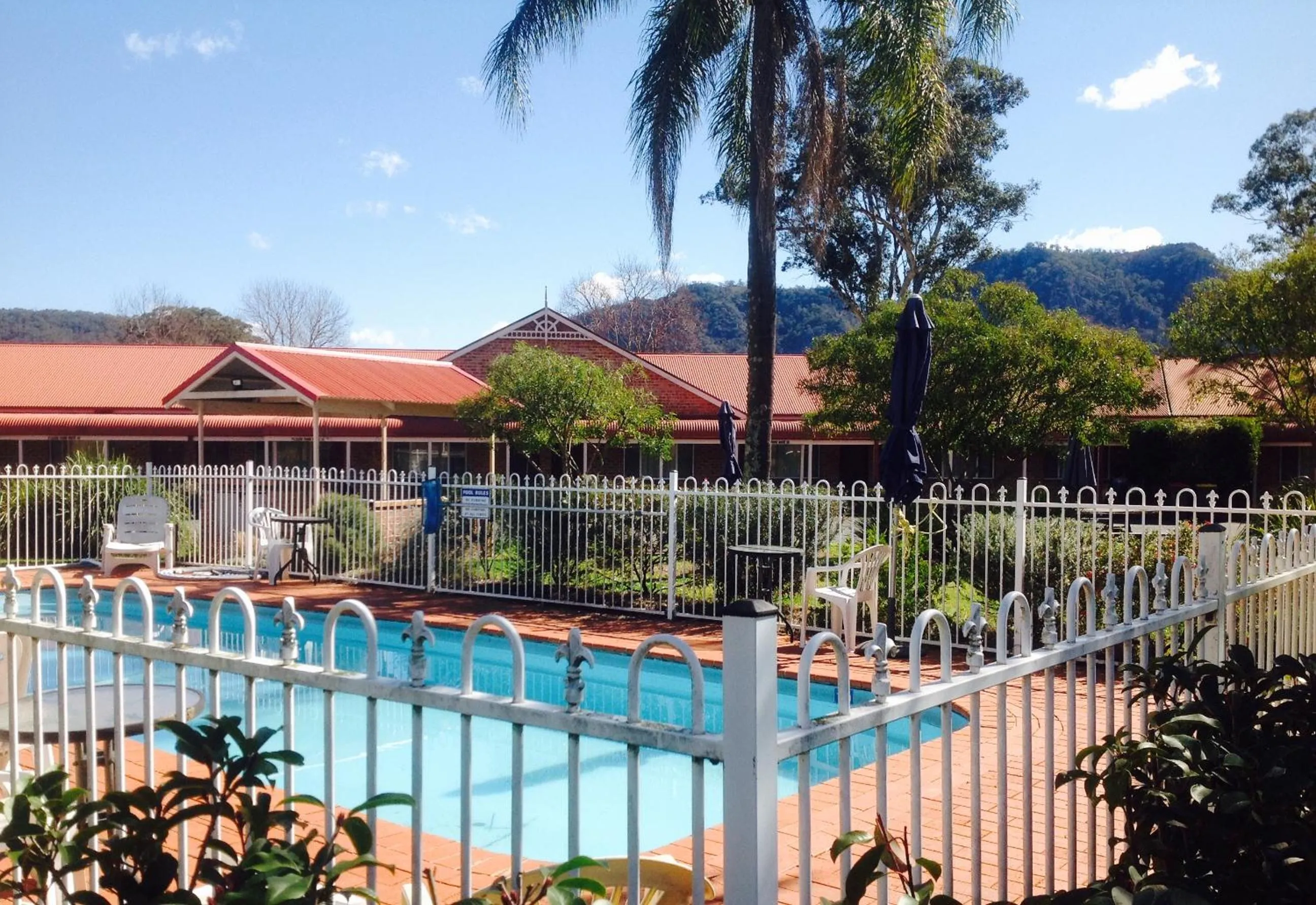 Property building, Swimming Pool in Gloucester Country Lodge Motel