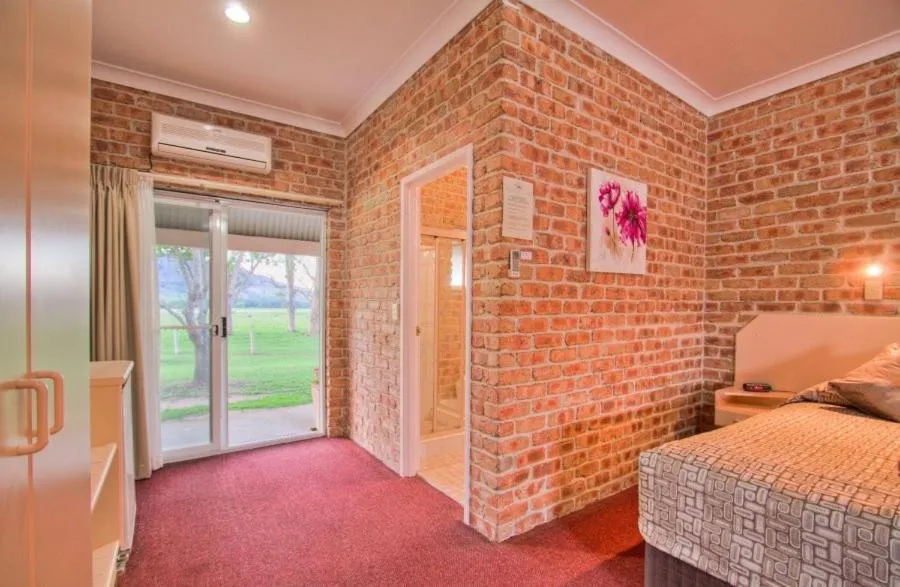 Patio in Gloucester Country Lodge Motel