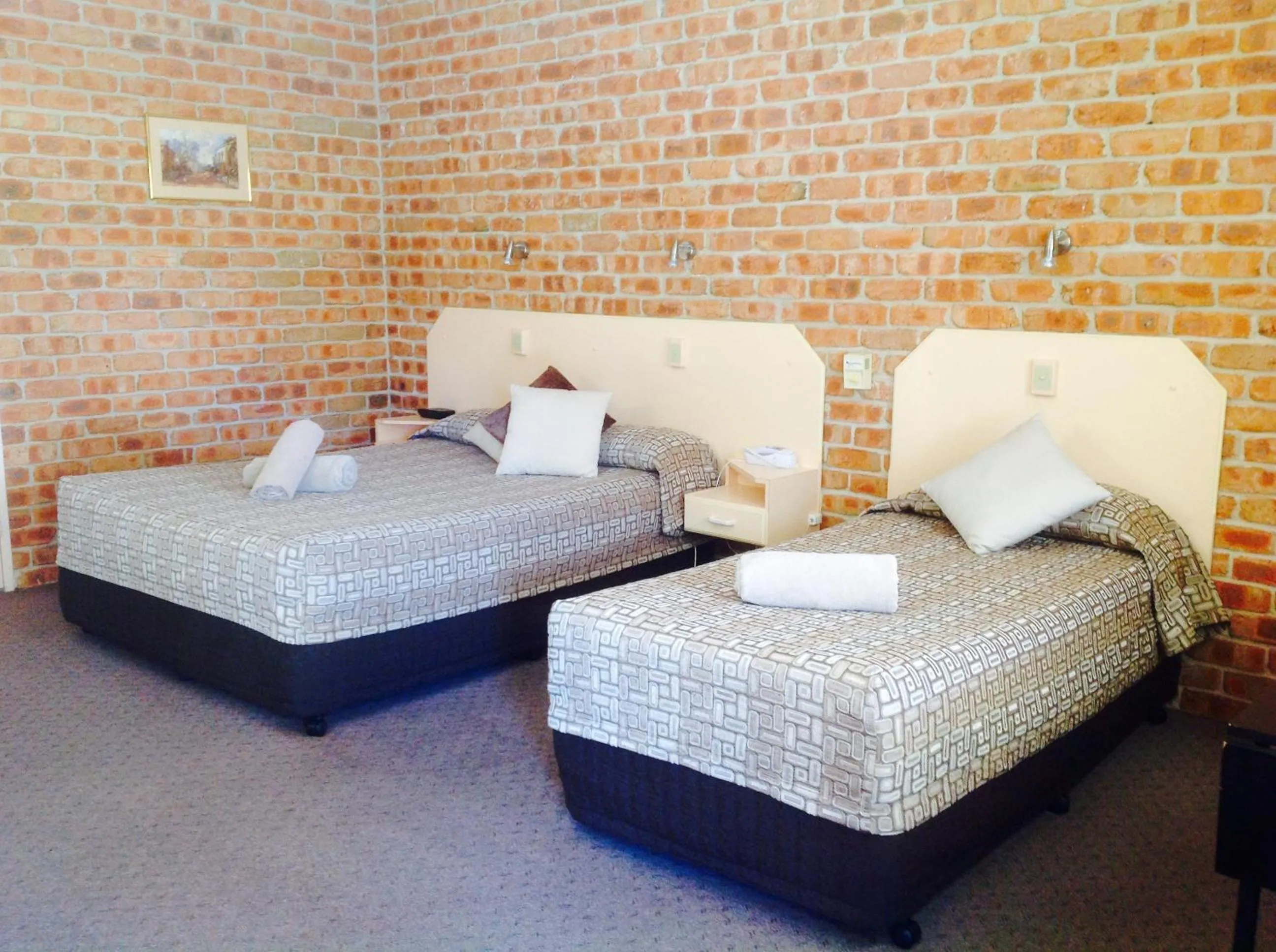 Bed in Gloucester Country Lodge Motel