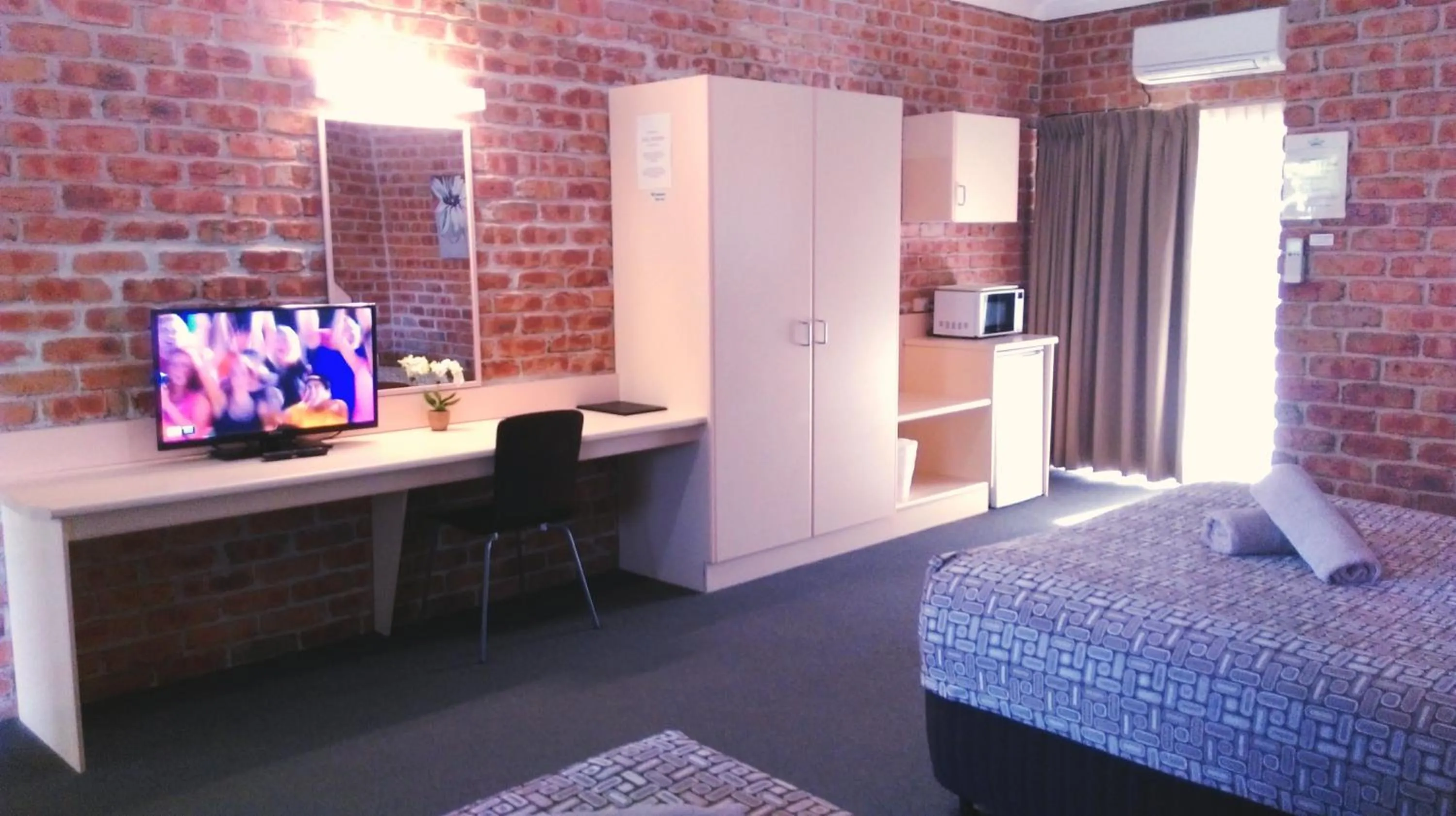 Bedroom, Seating Area in Gloucester Country Lodge Motel