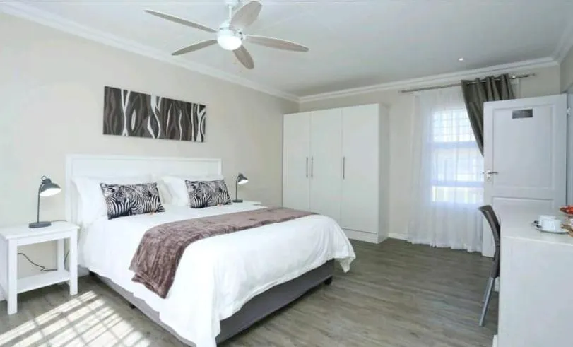 Photo of the whole room, Bed in Eagle Cove
