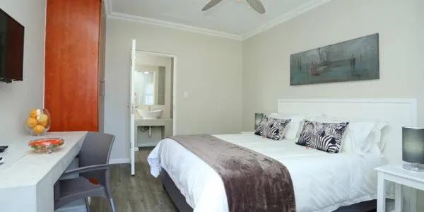 Photo of the whole room, Bed in Eagle Cove