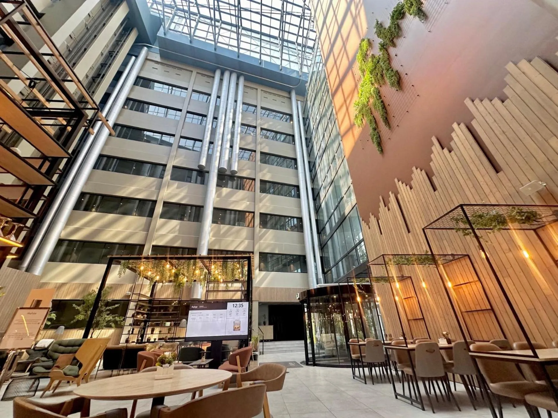 Restaurant/places to eat in Skyline Airport Hotel