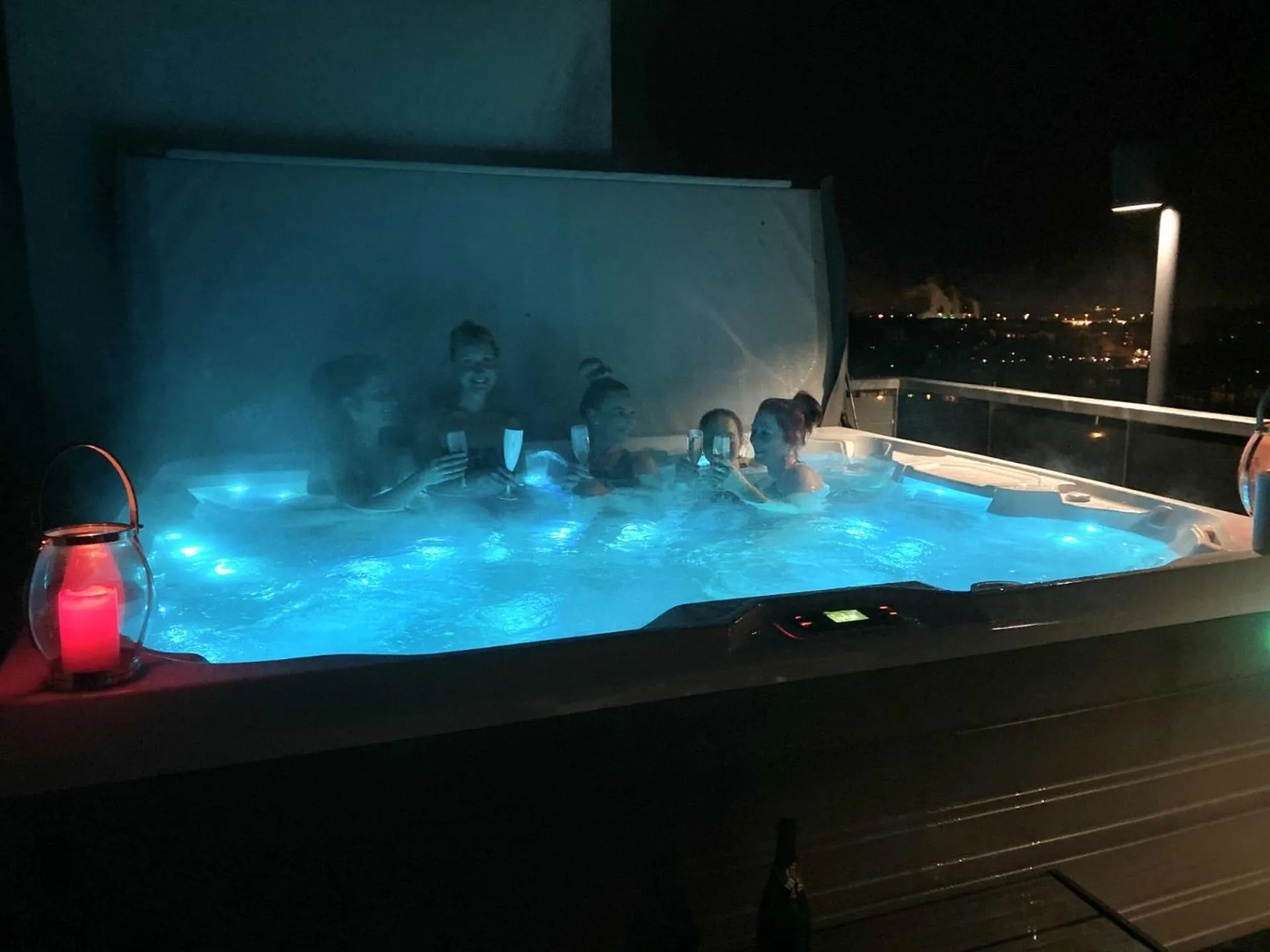 Swimming pool in Skyline Airport Hotel