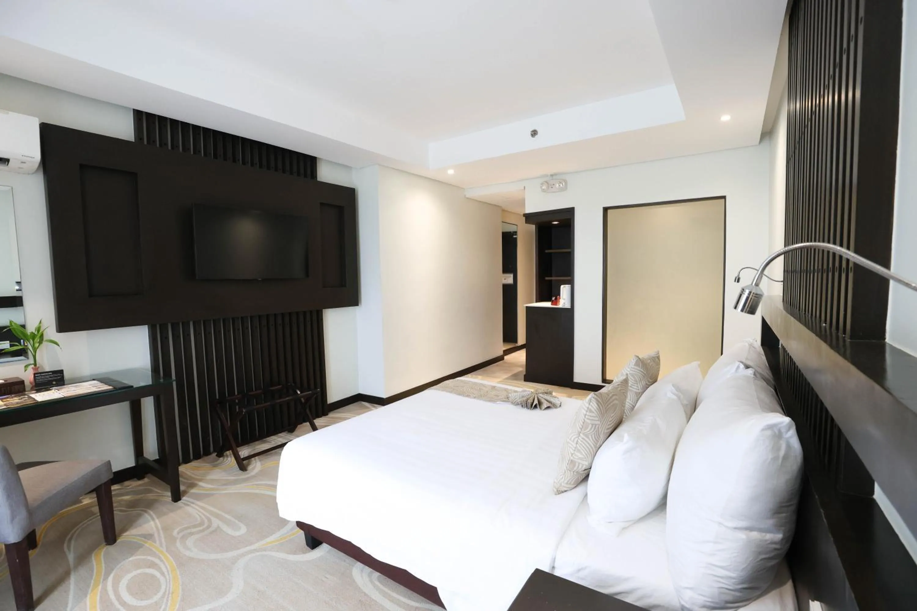 Bed in The Oriental Hotel Legazpi