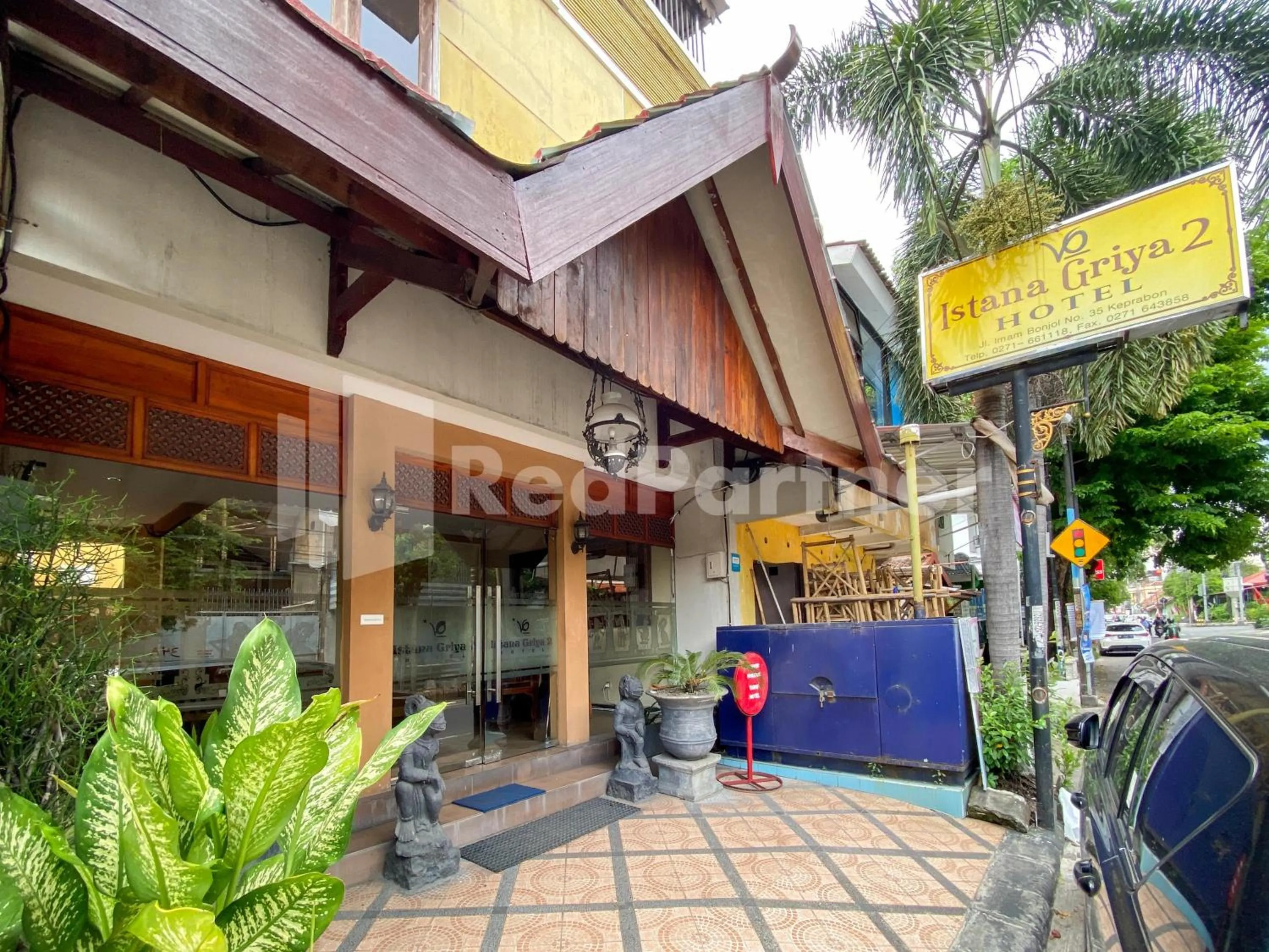 Facade/entrance in Istana Griya 2 Hotel Solo RedPartner