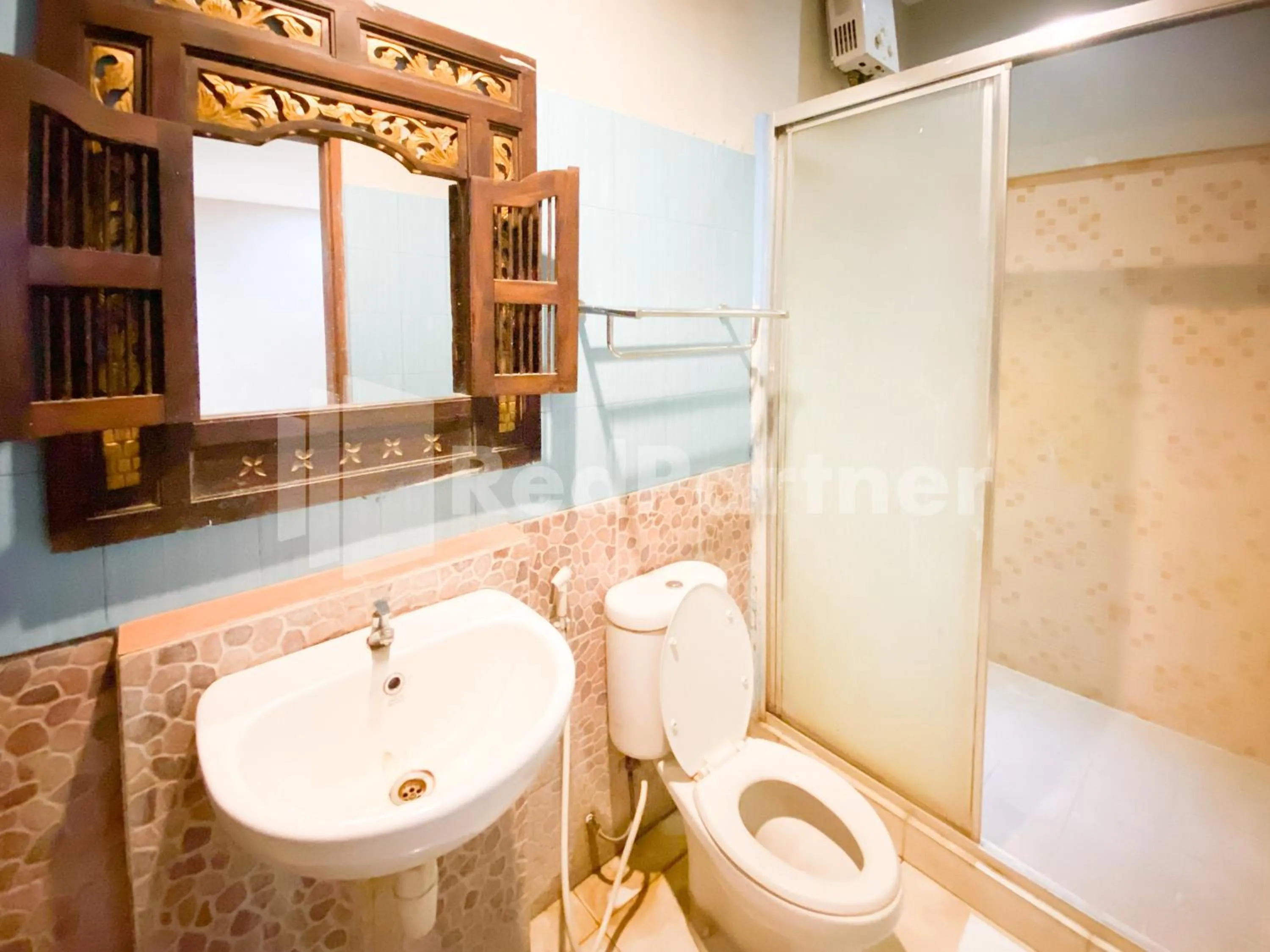 Bathroom in Istana Griya 2 Hotel Solo RedPartner